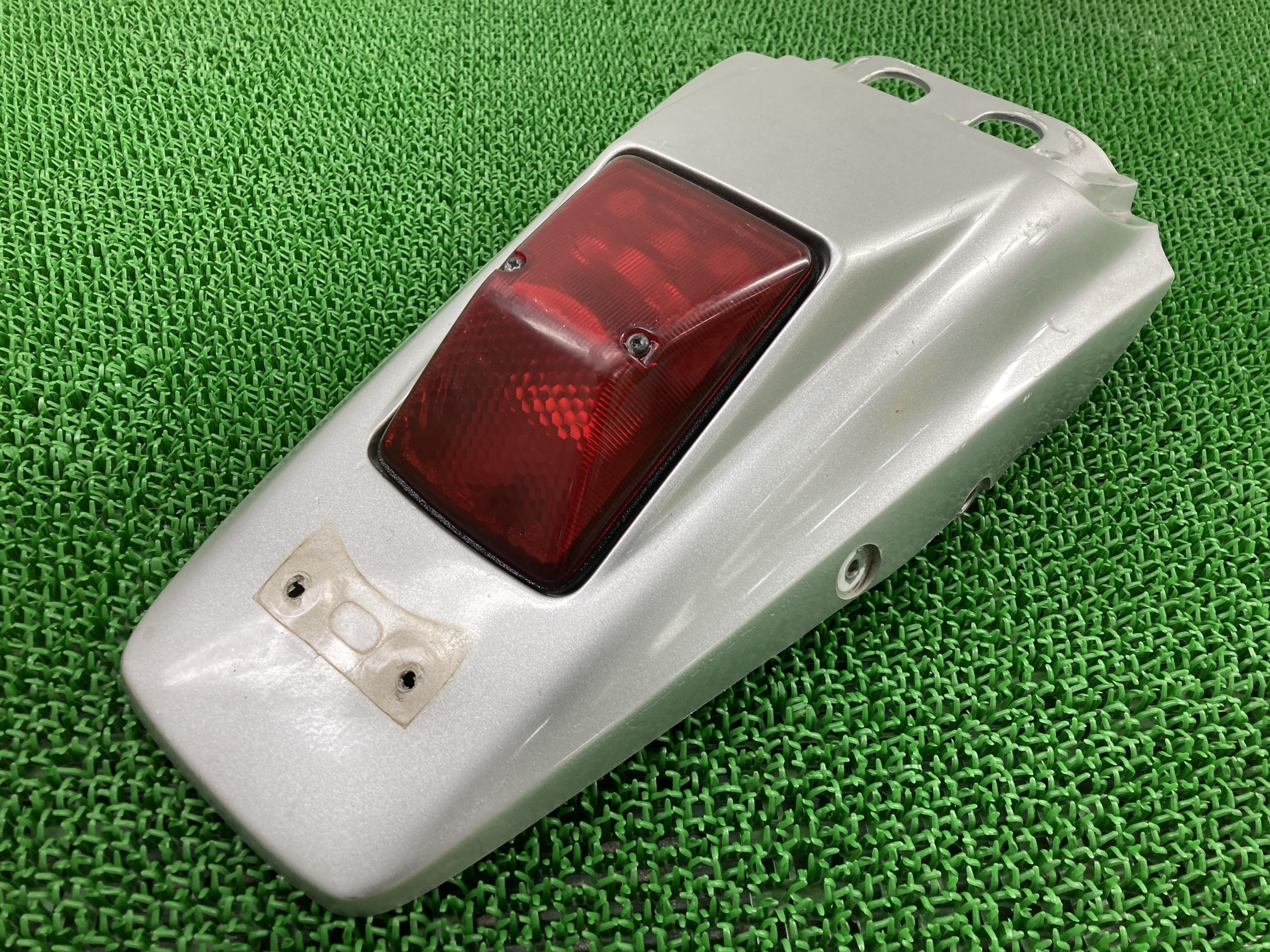 DT125X リアフェンダー 銀 1D0 ヤマハ 純正 バイク 部品 テールランプ 割れ欠け無し 品薄 希少品 車検 Genuine 【中古】 rG