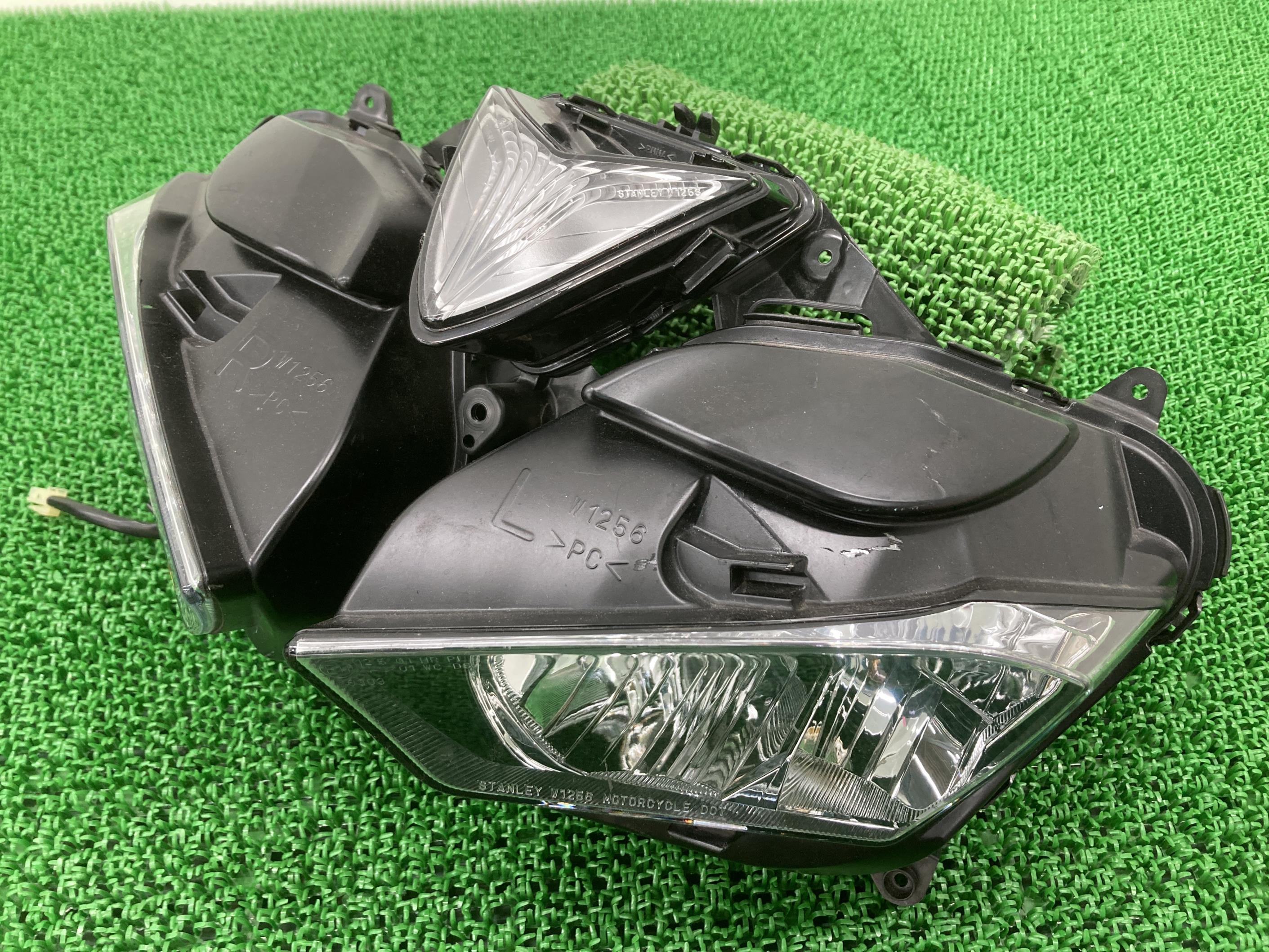 YZF-R25 ヘッドライト ヤマハ 純正 バイク 部品 RG10J 修復素材に コケキズ無し 希少品 品薄 車検 Genuine 【中古】 35|ティーエスパーツ 店