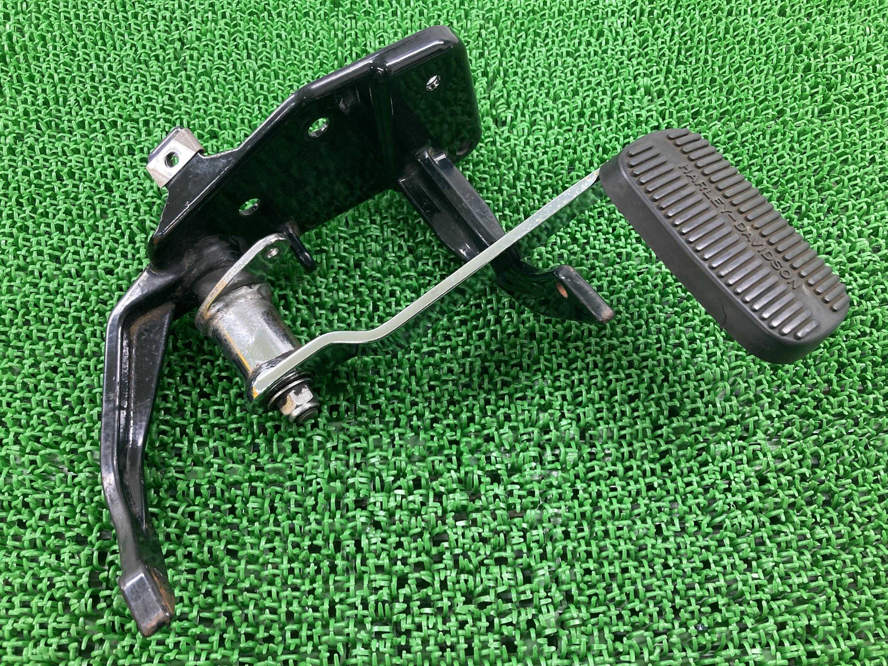 FLSTC ステップ 右 ハーレー 純正 バイク 部品 ソフテイル 87-99年 ブレーキペダル ホルダー ブラケット 曲がり無し 品薄 希少品 車検 Genuine 【中古】 fX｜ティーエスパーツ　店 9,086円