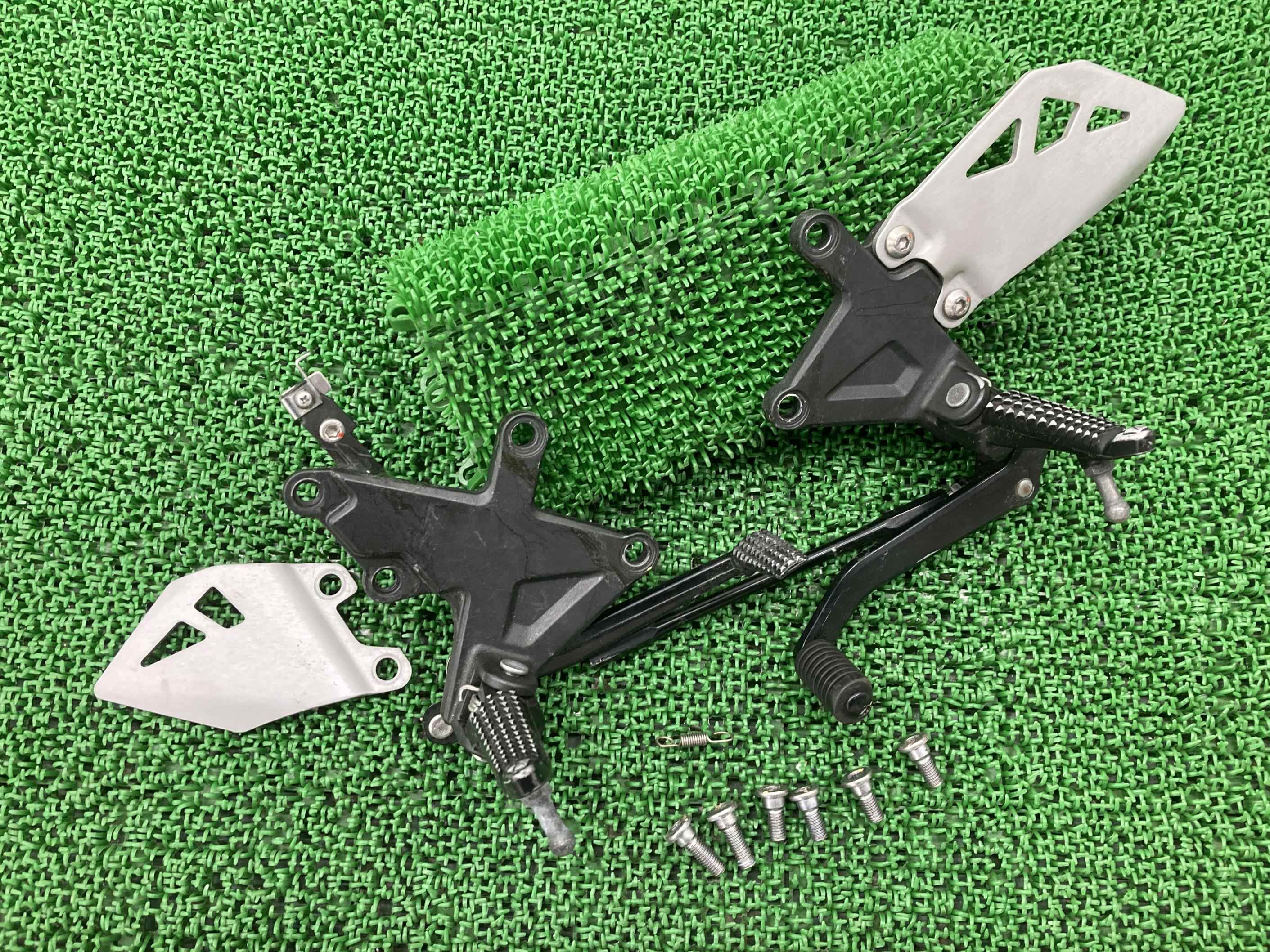 ZX-10R ステップ 左右 カワサキ 純正 バイク 部品 ZX1000J ZX1000K 0697 0698 ブレーキペダル シフトペダル 車検 Genuine 【中古】 36