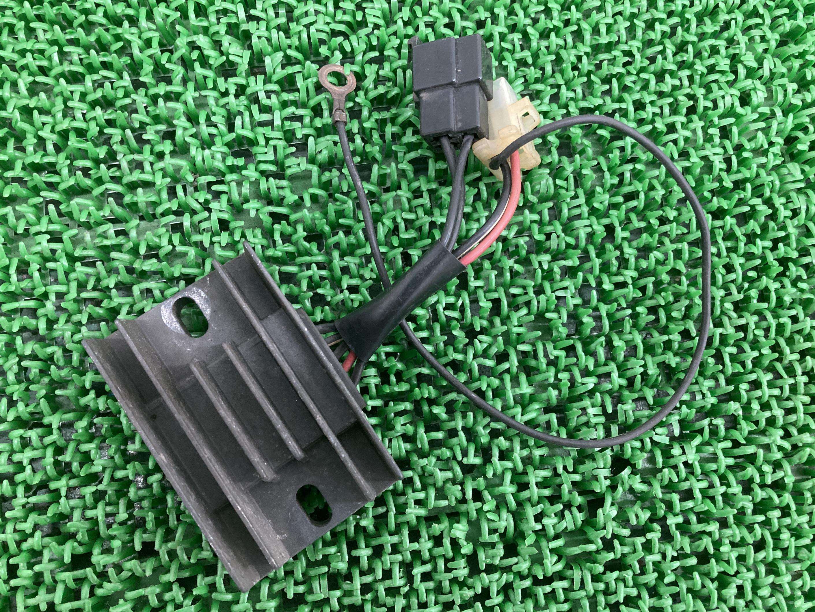 グラストラッカー レギュレター スズキ 純正 バイク 部品 NJ4BA 29B00 SH572A-12 レギュレーター レクチファイア ST250 車検 Genuine 【中古】 14 5,236円