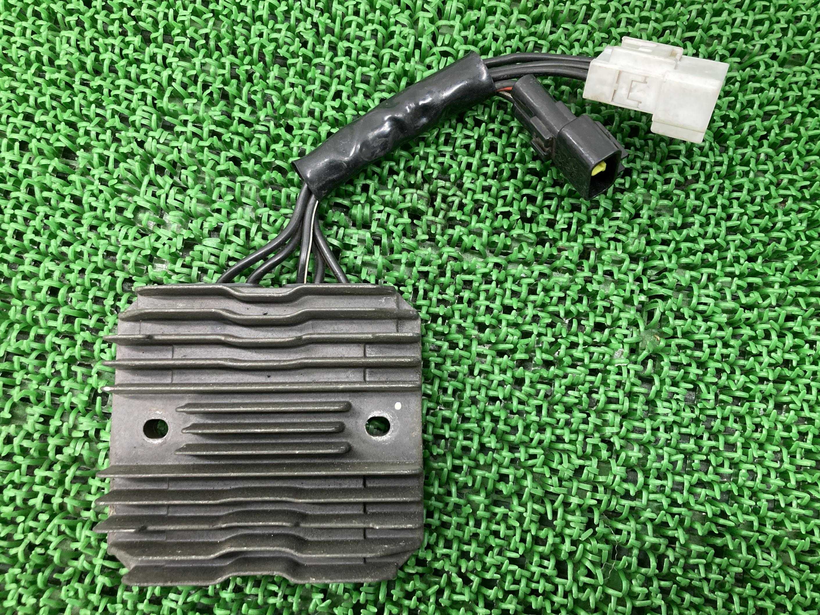 スカイウェイブ650 レギュレター スズキ 純正 バイク 部品 RS41 52 レギュレーター レクチファイアー 10G0 品薄 車検 Genuine ブルバードM109R イントルーダーM1800R 【中古】 33