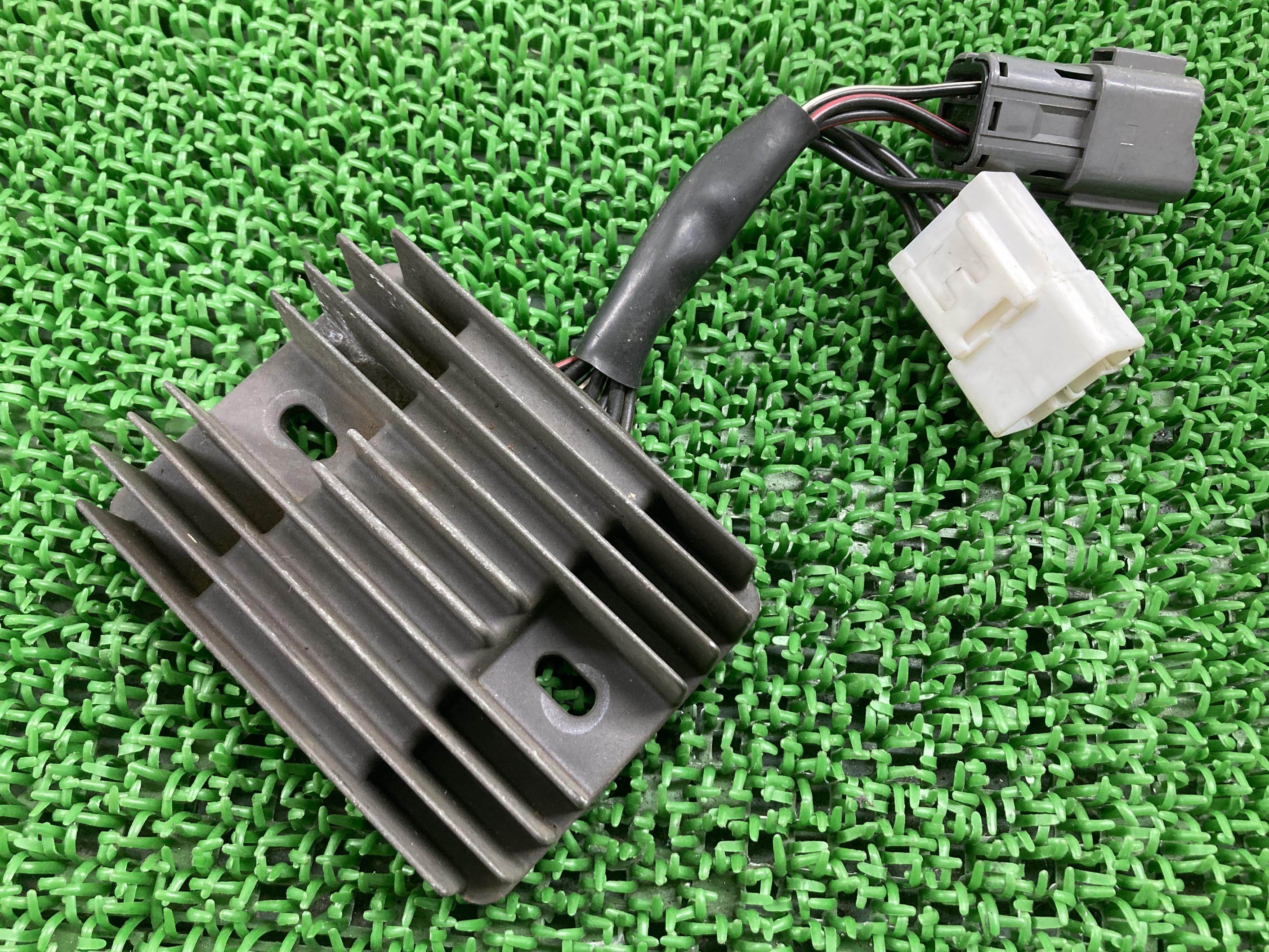 スカイウェイブ250S レギュレター スズキ 純正 バイク 部品 CJ46A 47H40 SH811AE レギュレーター レクチファイアー 機能的問題なし 車検 Genuine 【中古】 25 10,952円