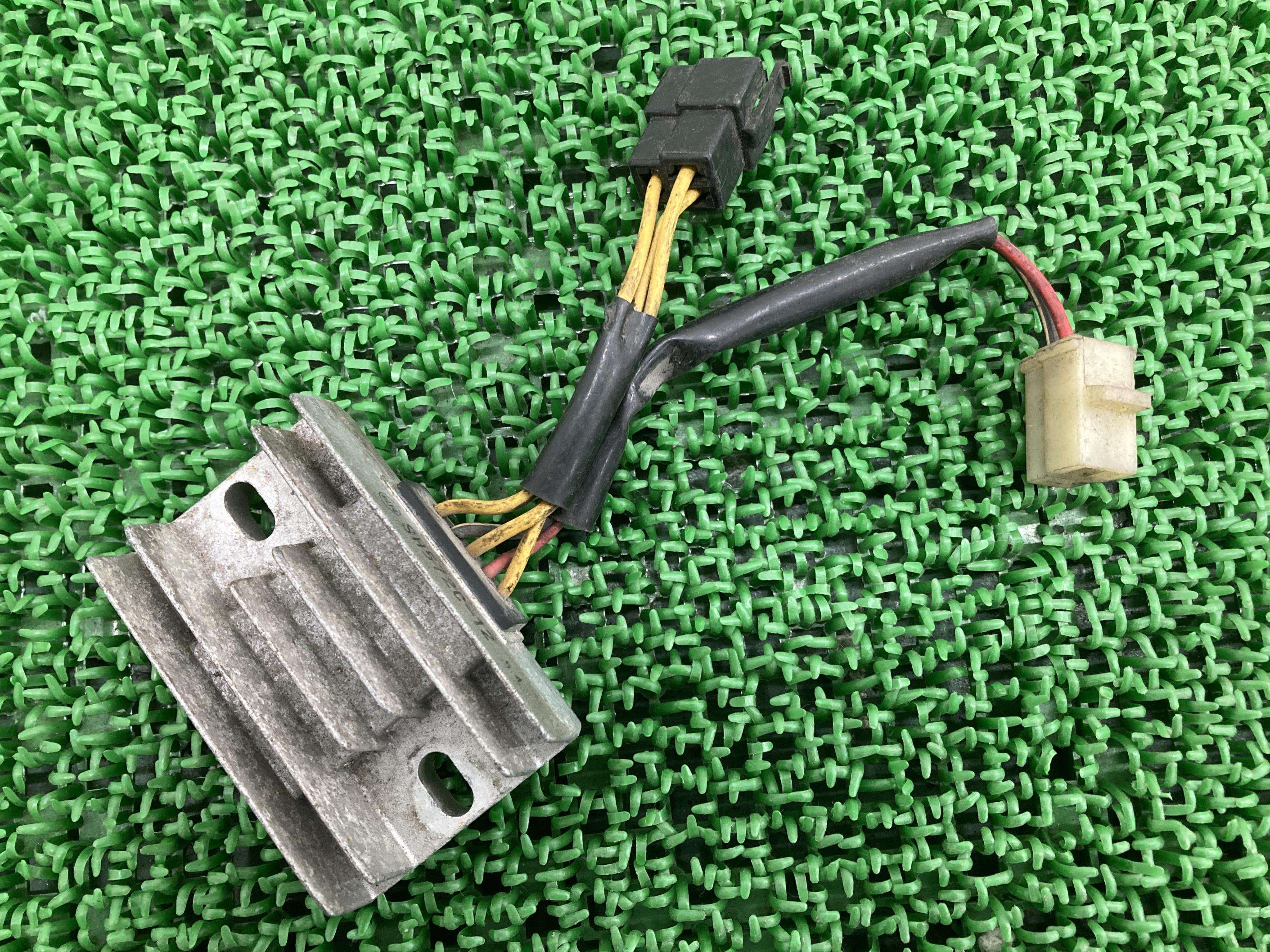 GSX250Sカタナ レギュレター スズキ 純正 バイク 部品 GJ76A レギュレーター レクチファイアー 希少品 品薄 車検 Genuine 【中古】 95
