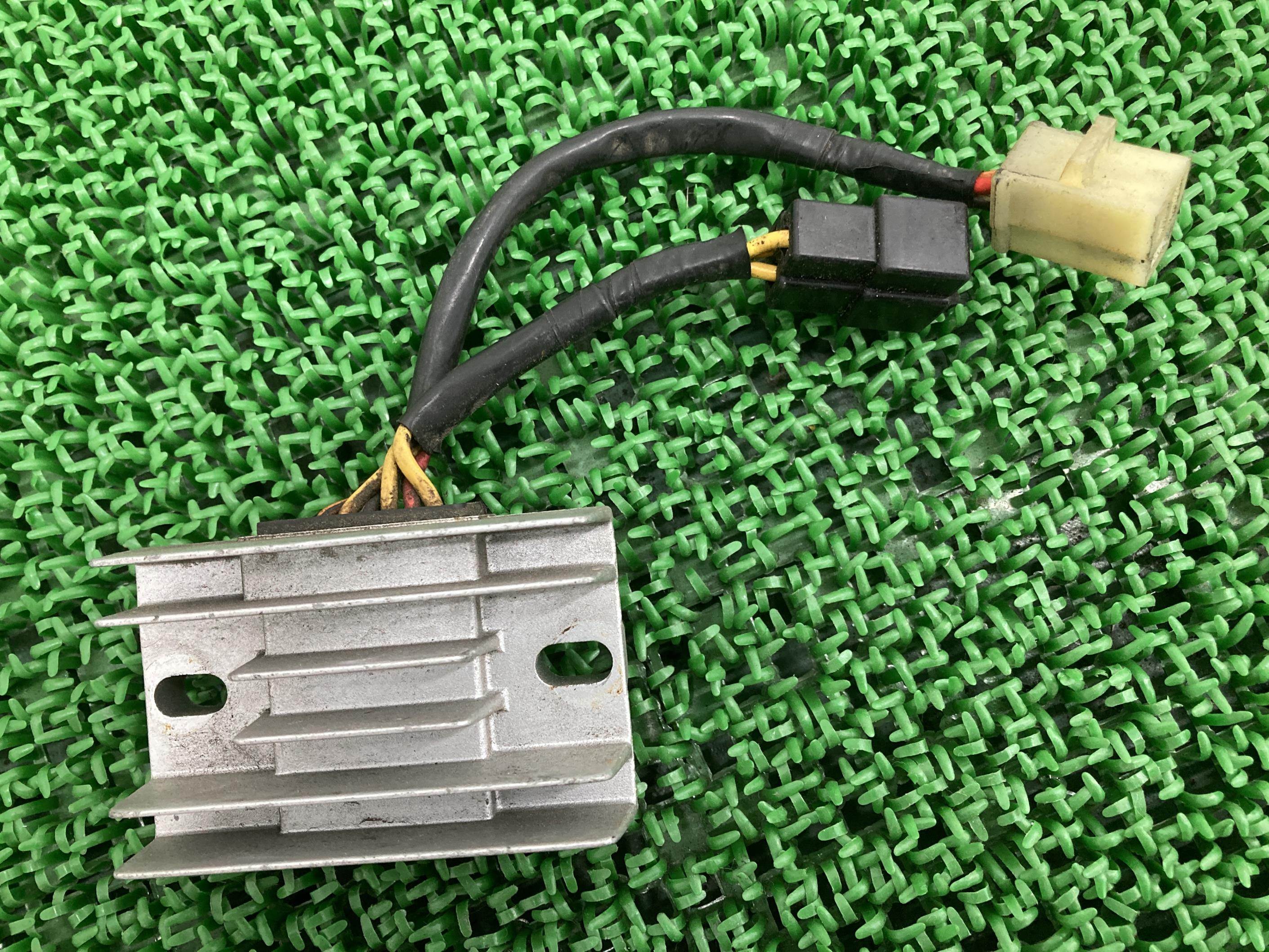 GSX250Sカタナ レギュレター スズキ 純正 バイク 部品 GJ76A 45D SH572C-12 レギュレーター レクチファイアー 機能的問題無し 車検 Genuine 【中古】 90|ティーエスパーツ 店