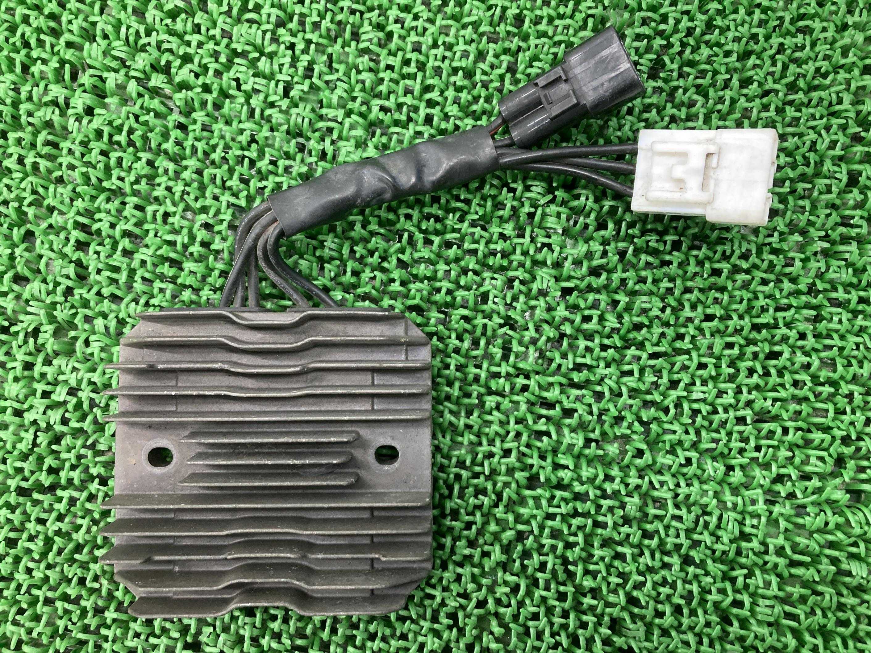 ブルバードC109R レギュレター スズキ 純正 バイク 部品 RX41 10 10G1 イントルーダーC1800R VLR1800 レクチファイアー 車検 Genuine モンスター400 748 スクランブラーアイコン 996 ポールスマート1000LE ハイパーモタード796 998 【中古】 1