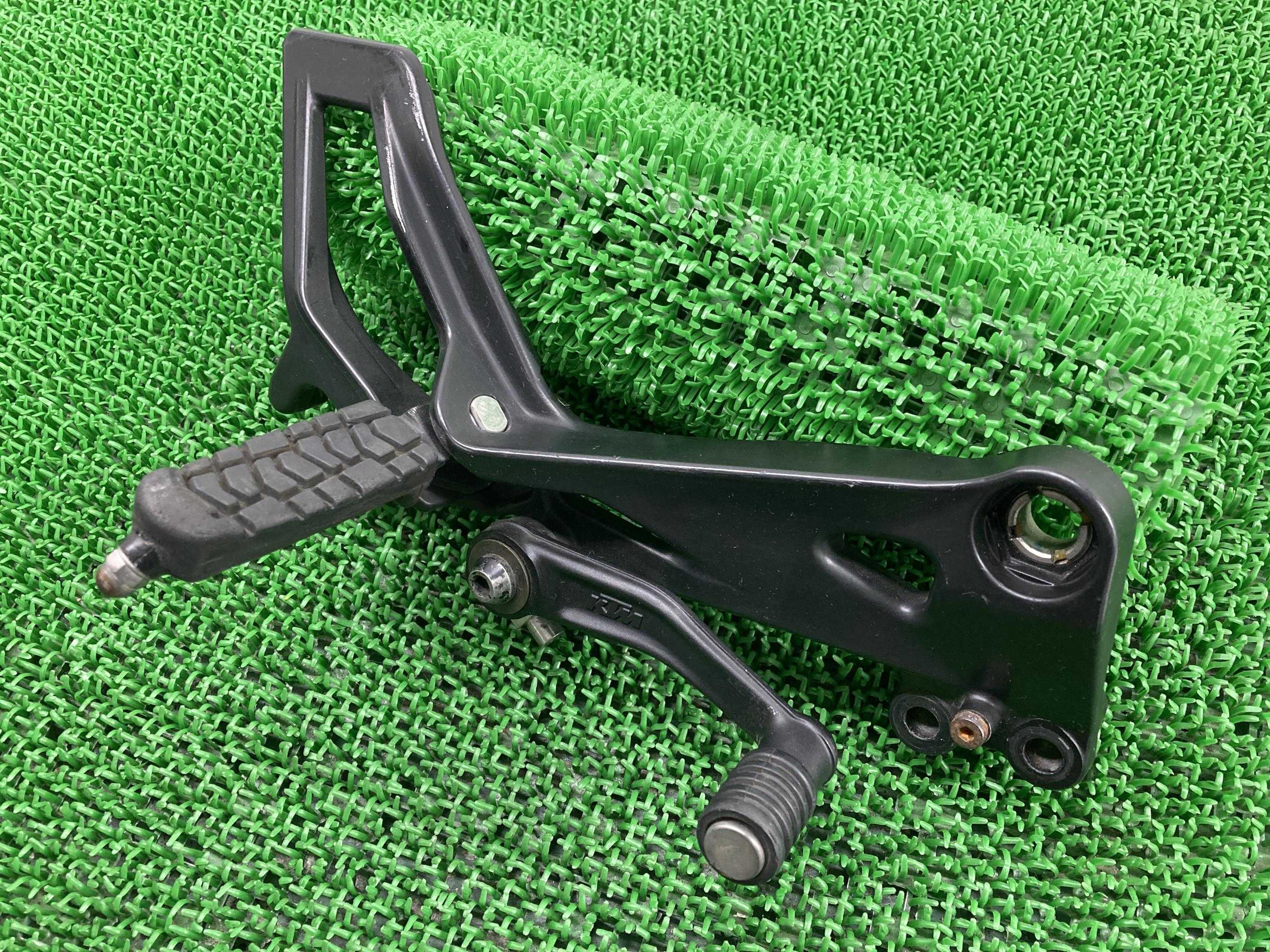 RC390 ステップ 右 905.03.039.000 KTM 純正 バイク 部品 メインステップ ペグ ブレーキペダル コンディション良好 曲がり無し 車検 Genuine 【中古】 rZ