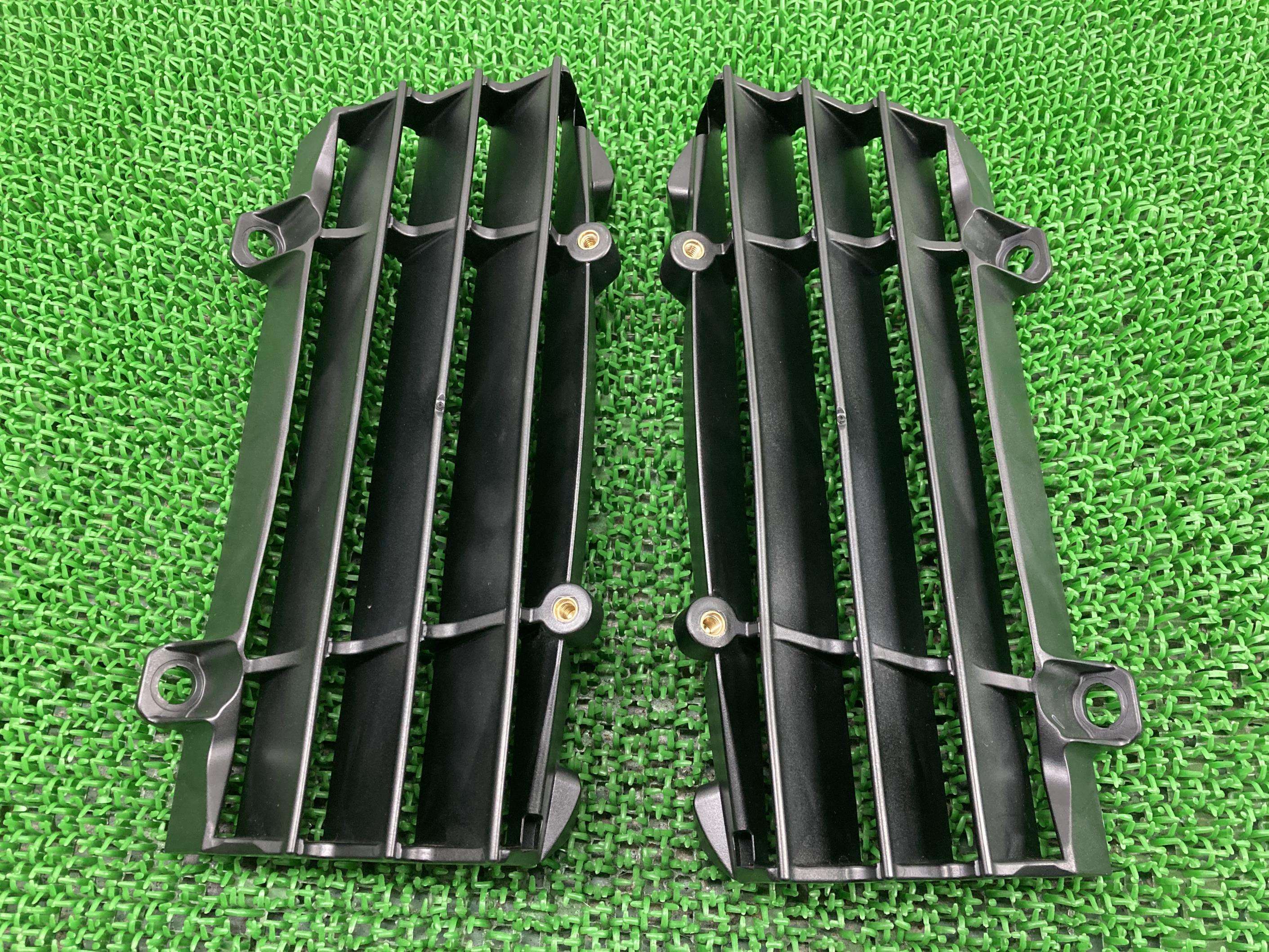 TE250i ラジエターカバー 左右 79135034000 VBKUTA203MM299*** ハスクバーナ 純正 バイク 部品 2021年式外し ラジエーターガード コンディション良好 割れ欠け無し 車検 Genuine 【中古】 vO