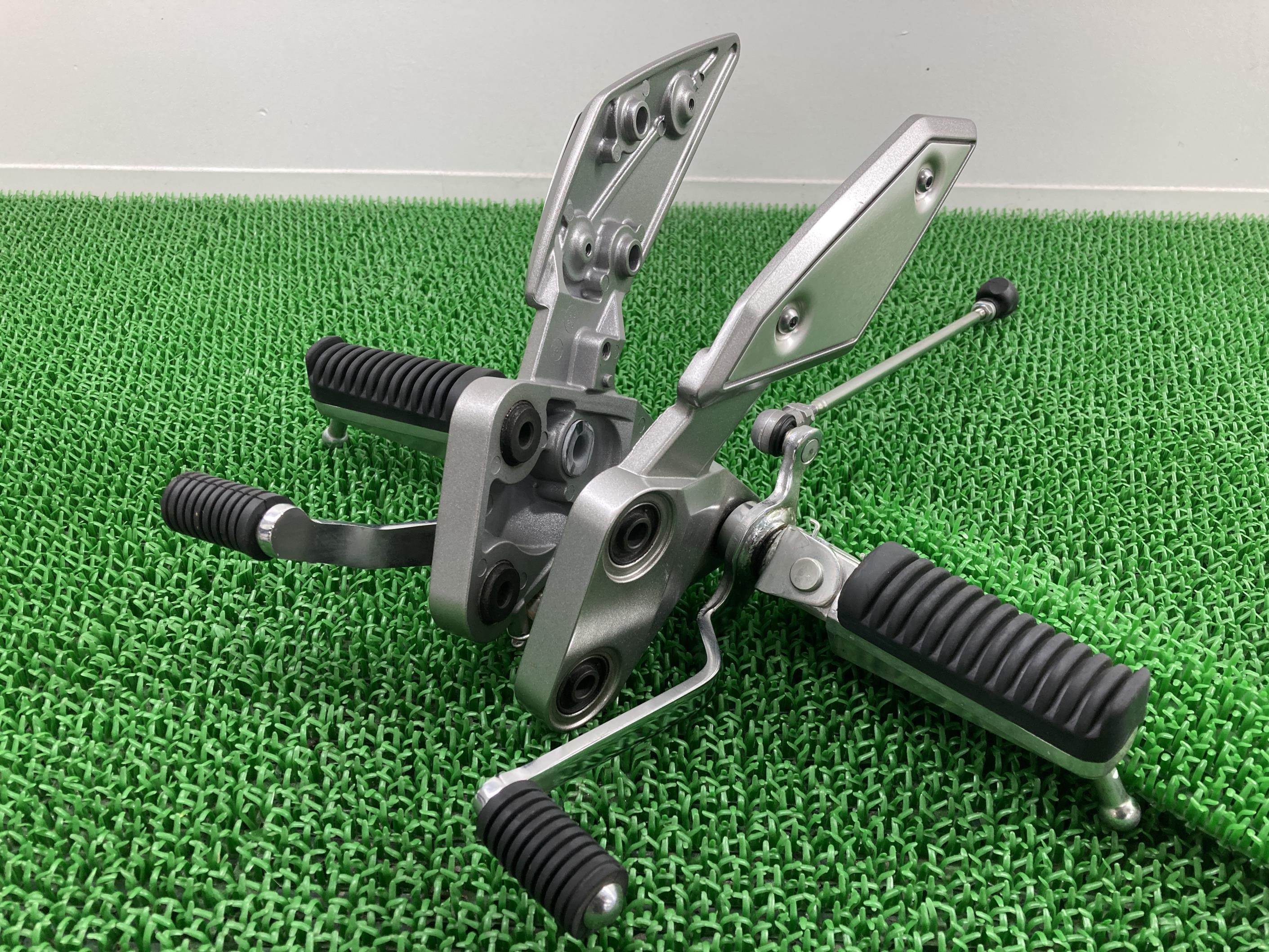 FZ-1フェザー ステップ 左右 2D1 ヤマハ 純正 バイク 部品 RN21J メインステップ ブレーキペダル シフトペダル チェンジペダル 車検 Genuine 【中古】 Bt