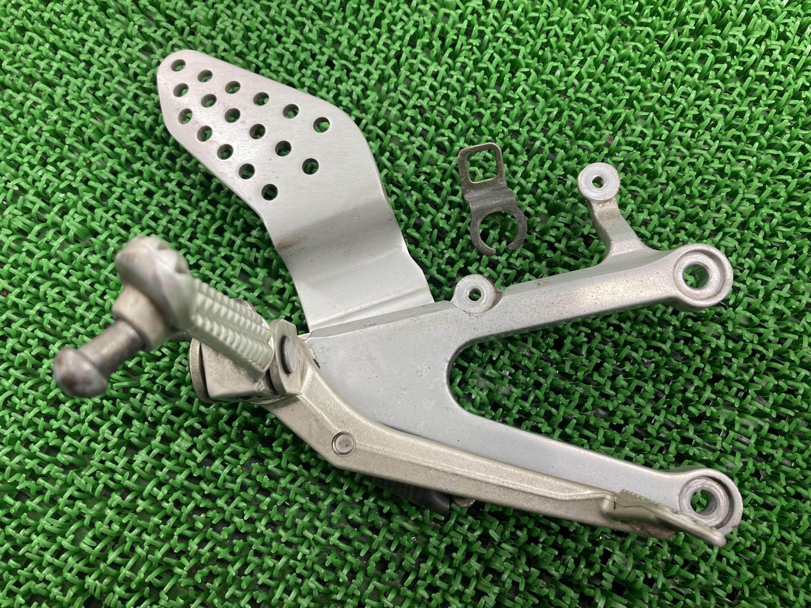 YZF-R1 ステップ 右 JYARN091000010*** ヤマハ 純正 バイク 部品 2002年式外し RN09 ブレーキペダル ペグ ヒールガード 車検 Genuine 【中古】 20