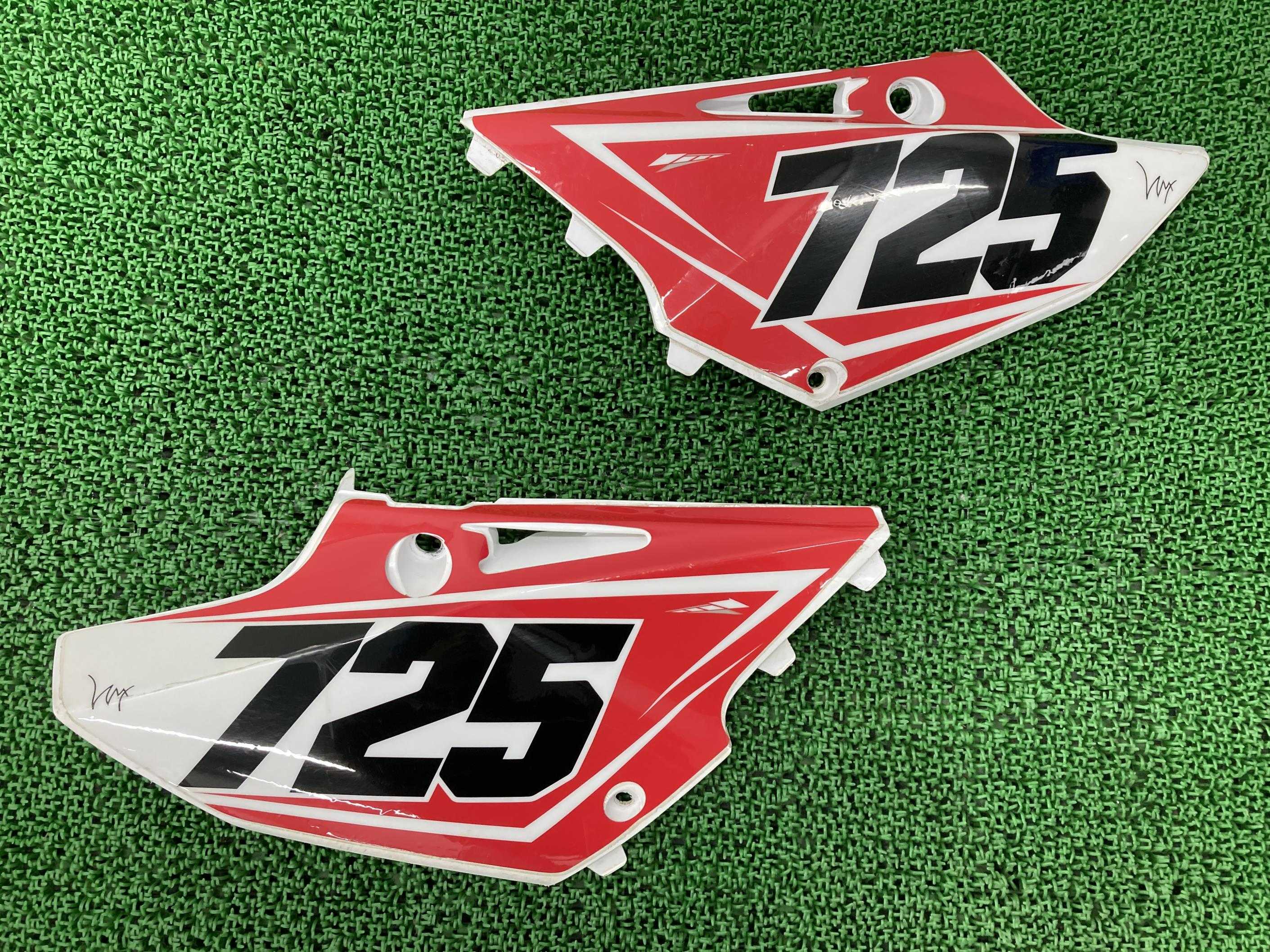 YZ125サイドカバー左右白/赤ヤマハ純正バイク部品CE16C1WDサイドカウルYZ250にも割れ欠け無し品薄車検Genuine【中古】 17