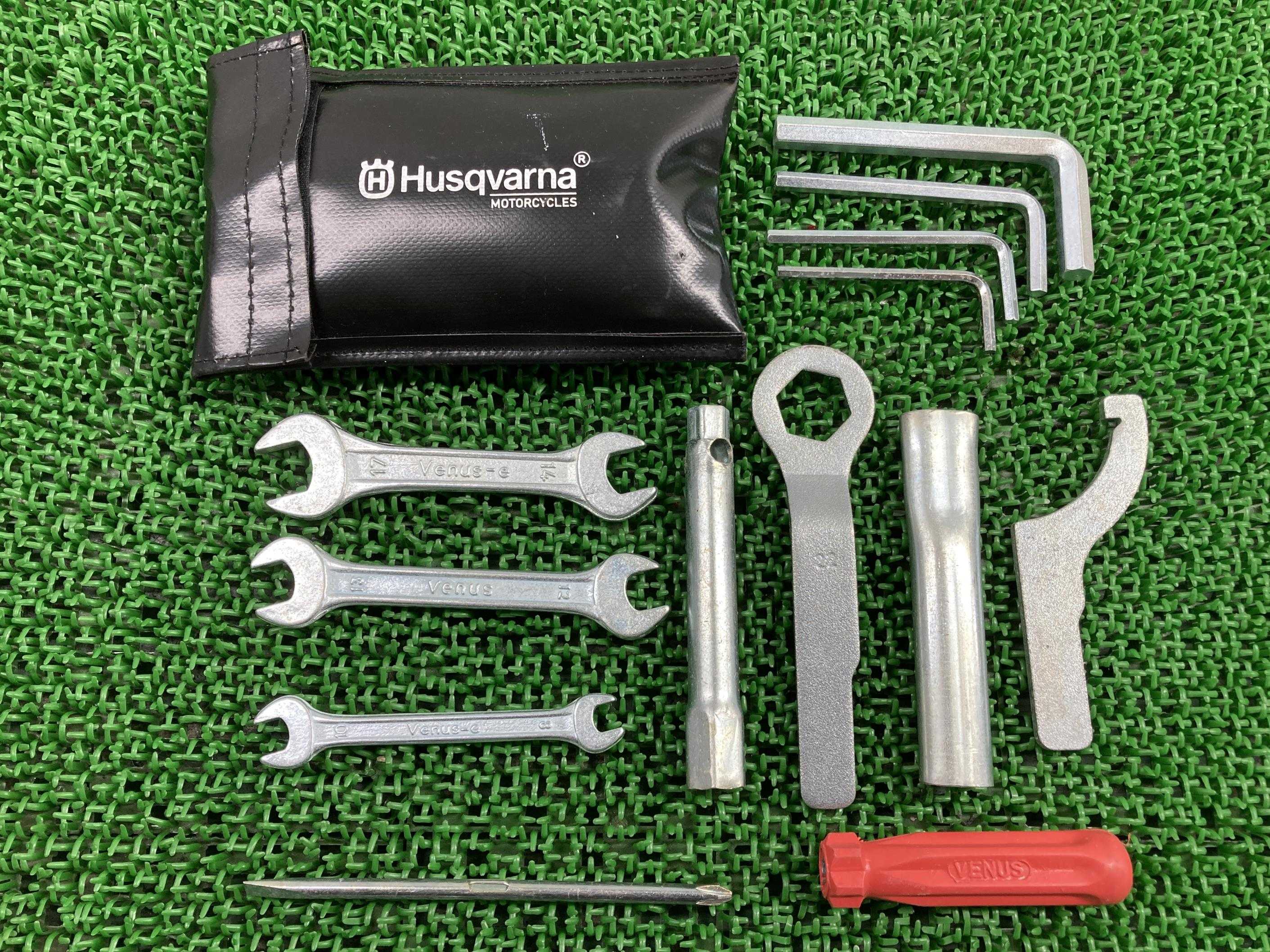 車載工具ハスクバーナ純正バイク部品ツールキット機能的問題なし品薄希少品車検Genuine【中古】 95|ティーエスパーツ 店