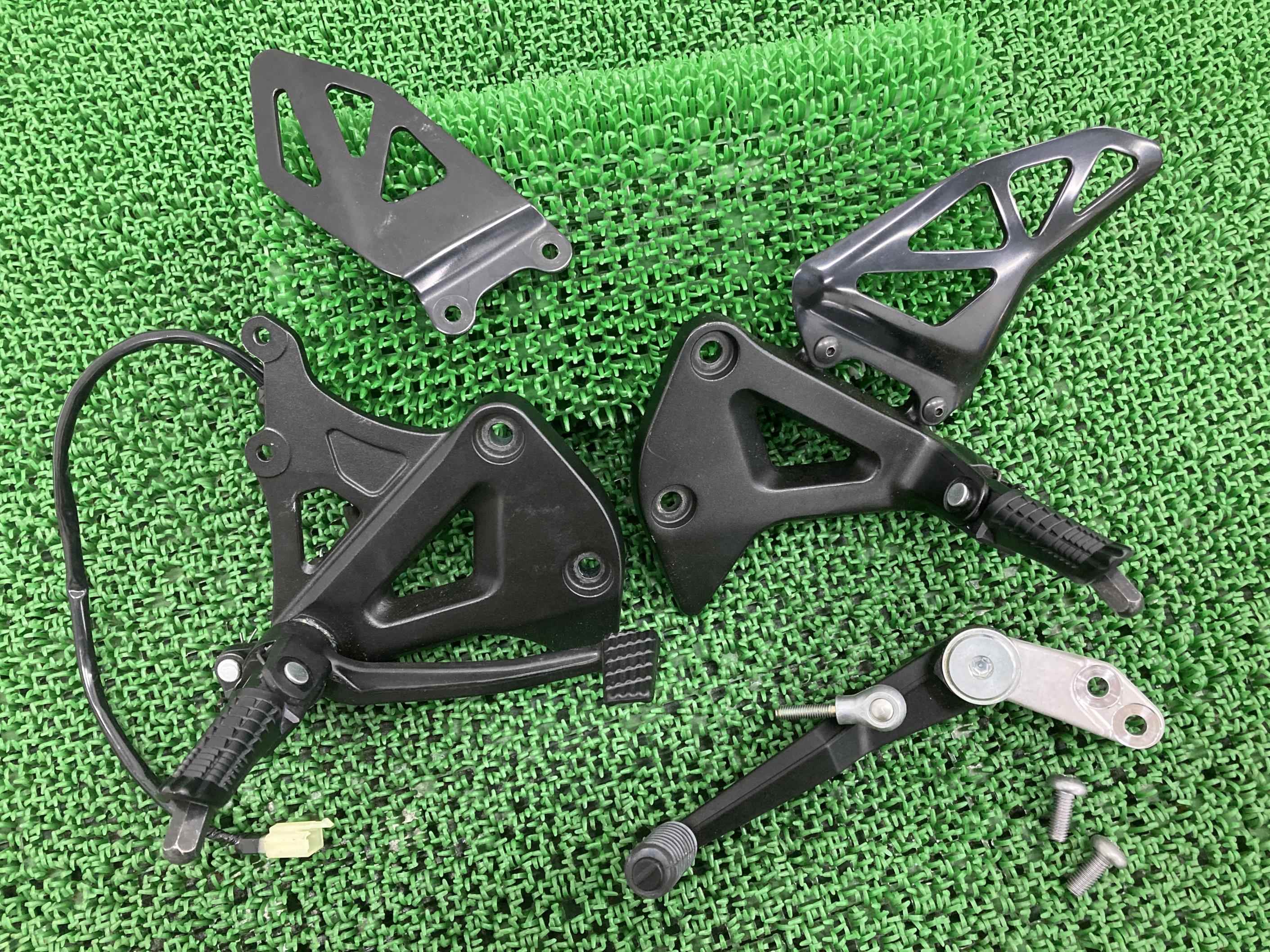 GSX-R1000 ステップ 左右 スズキ 純正 バイク 部品 DM11G-101*** 298843 298844 ブレーキペダル シフトペダル ペグ 車検 Genuine 【中古】 61 13,724円