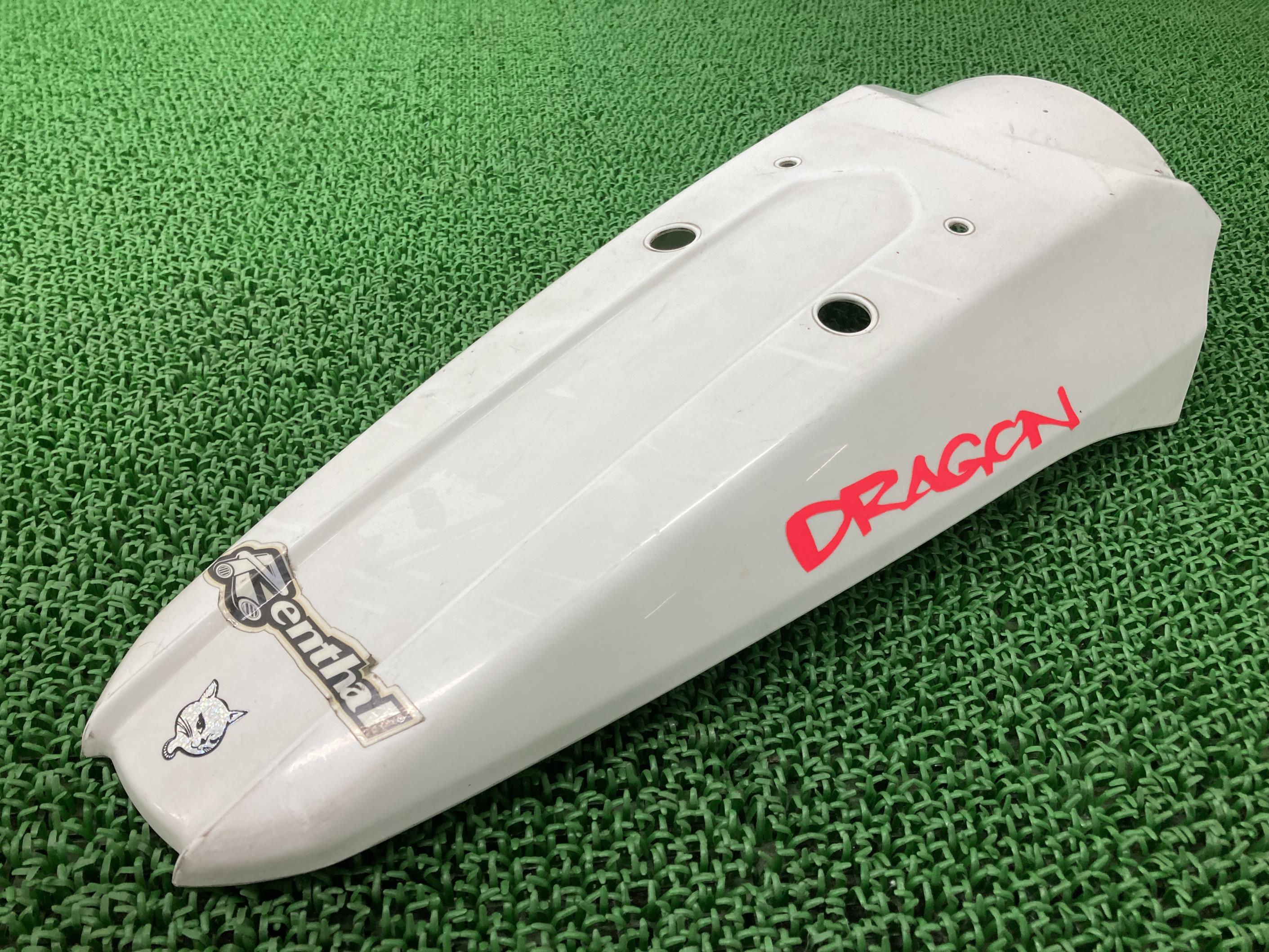 Dトラッカー KLX250 リアフェンダー 白 カワサキ 純正 バイク 部品 LX250H LX250J ペイント素材に 割れ欠け無し 品薄 車検 Genuine 【中古】 58|ティーエスパーツ 店