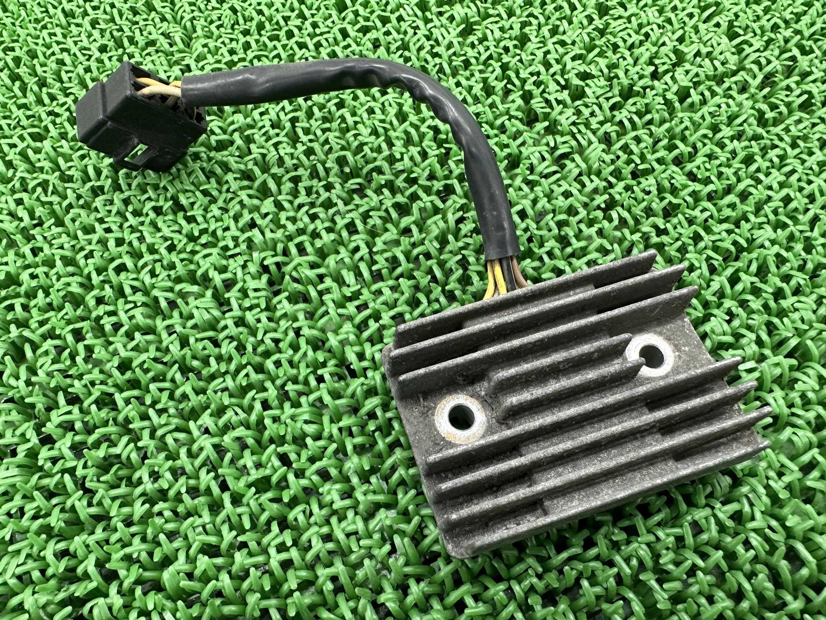 ゼファー400 ゼファーカイ レギュレター カワサキ 純正 バイク 部品 ZR400C レギュレーター レクチファイアー 機能的問題なし 安心のノーマル 車検 Genuine ゼファー400 ゼファーカイ ゼファーΧ ゼファー550 【中古】 59