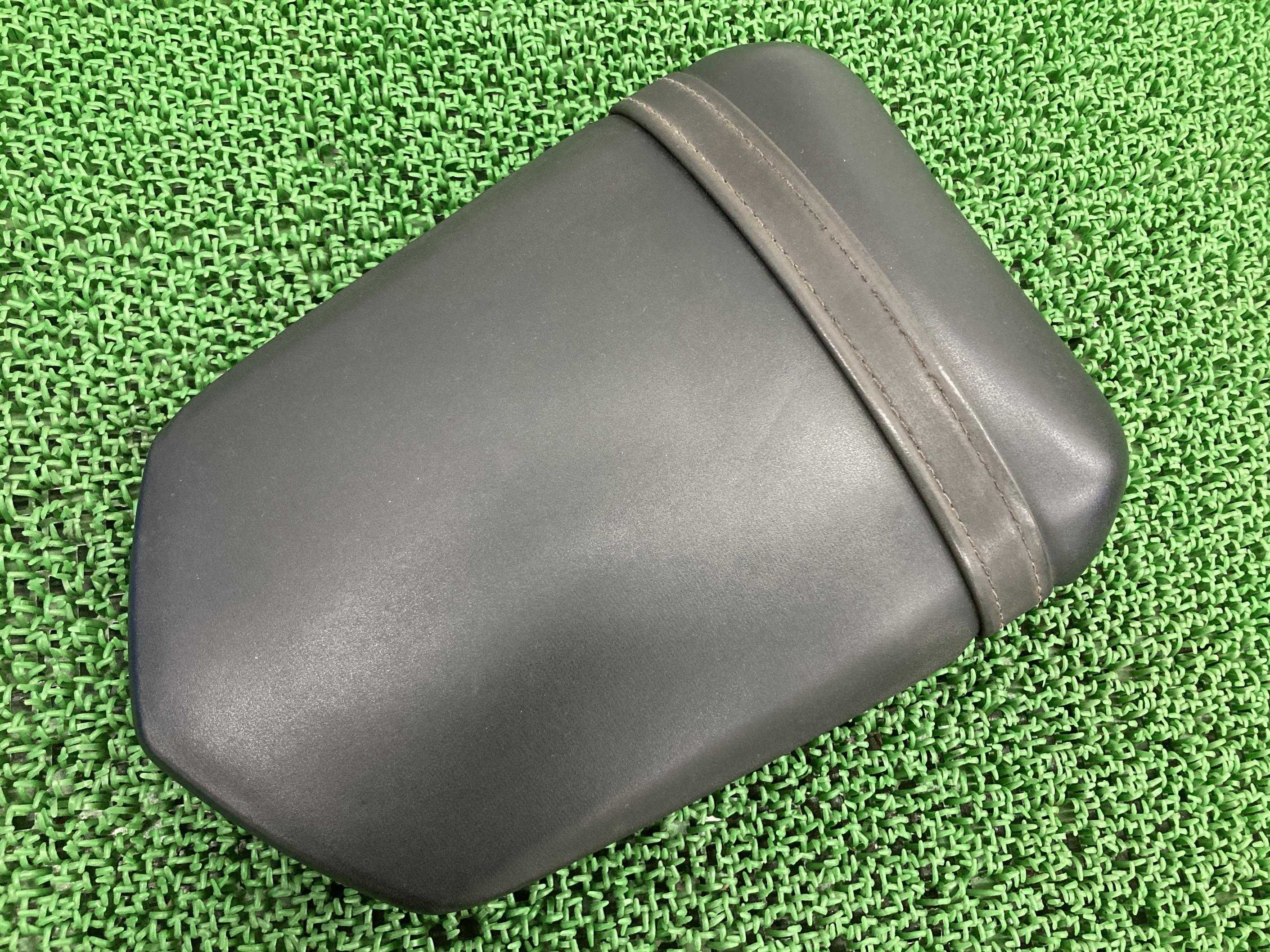 YZF-R1 タンデムシート 5VY ヤマハ 純正 バイク 部品 RN12 RN13 シートバンド 修復素材や張り替えベースに 品薄 車検 Genuine 【中古】 eO|ティーエスパーツ 店