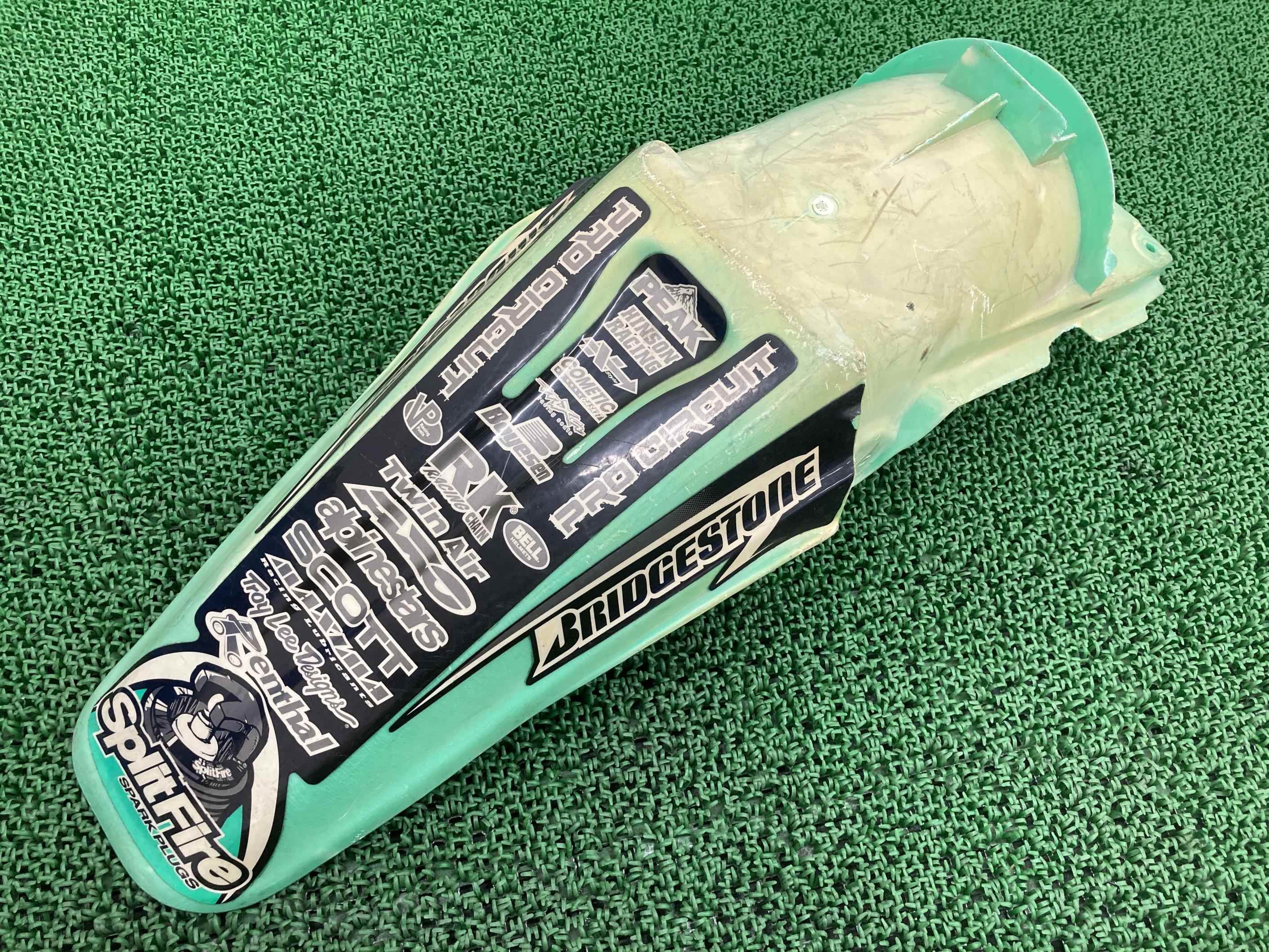 KX125 KX250 リアフェンダー 緑 社外 バイク 部品 KX125J KX250J ペイント素材に 割れ欠け無し 品薄 希少品 【中古】 Yp｜ティーエスパーツ　店 7,776円