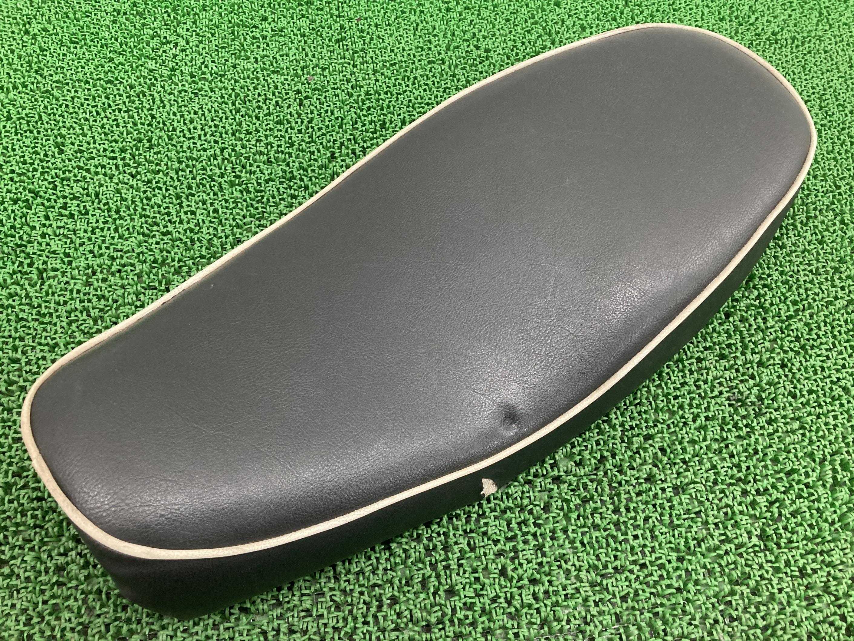 ペイトンプレイス製SR400 シート 社外 バイク 部品 1JR RH01J セミダブルシート 白パイピング カフェスタイルに 修復素材や張り替えベースに 【中古】 Xl