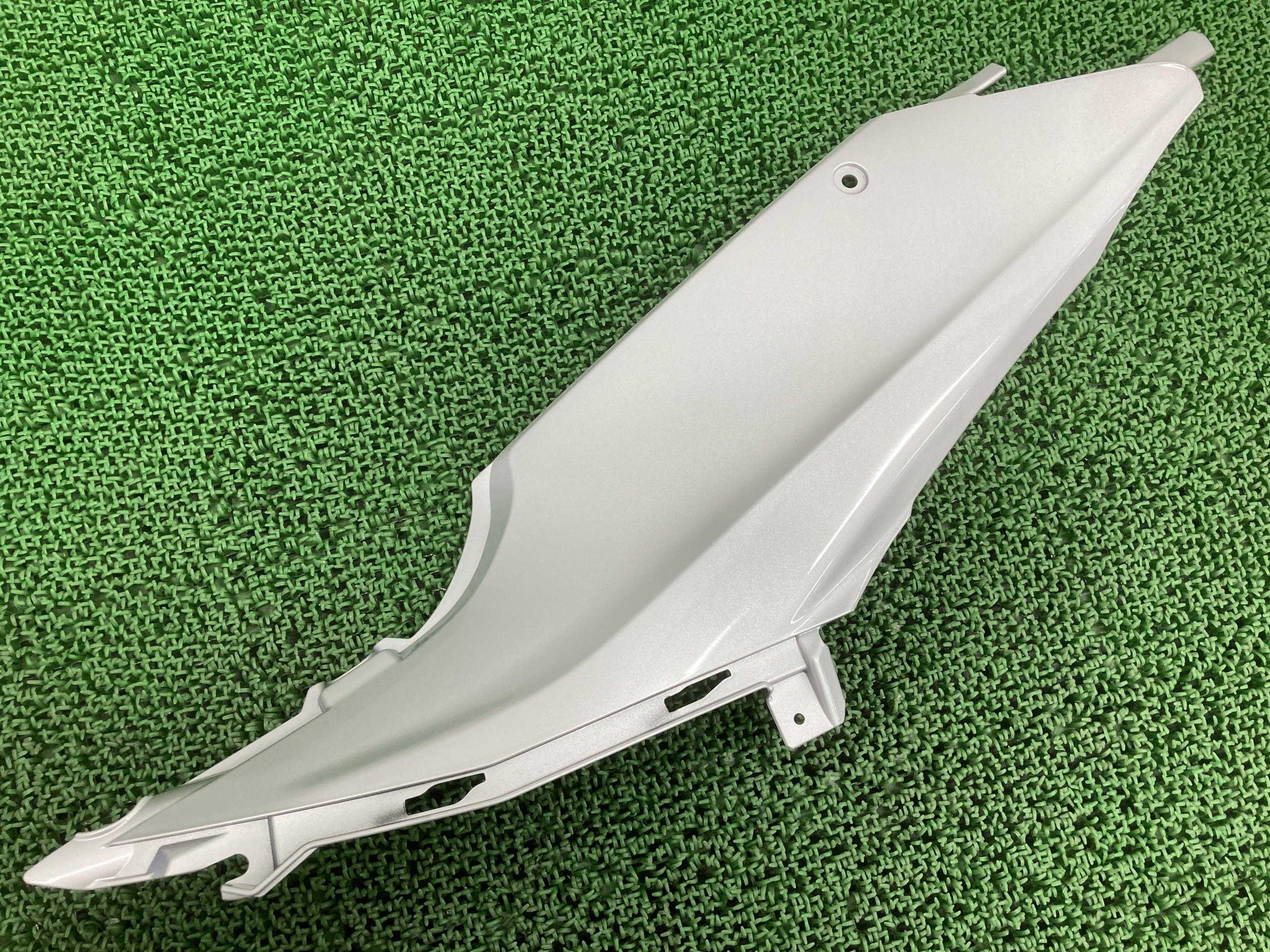 ジクサーSF150 サイドカバー 右 銀 41K スズキ 純正 バイク 部品 ED11A GIXXER サイドカウル 綺麗 良品 車検 Genuine 【中古】 wL|ティーエスパーツ 店