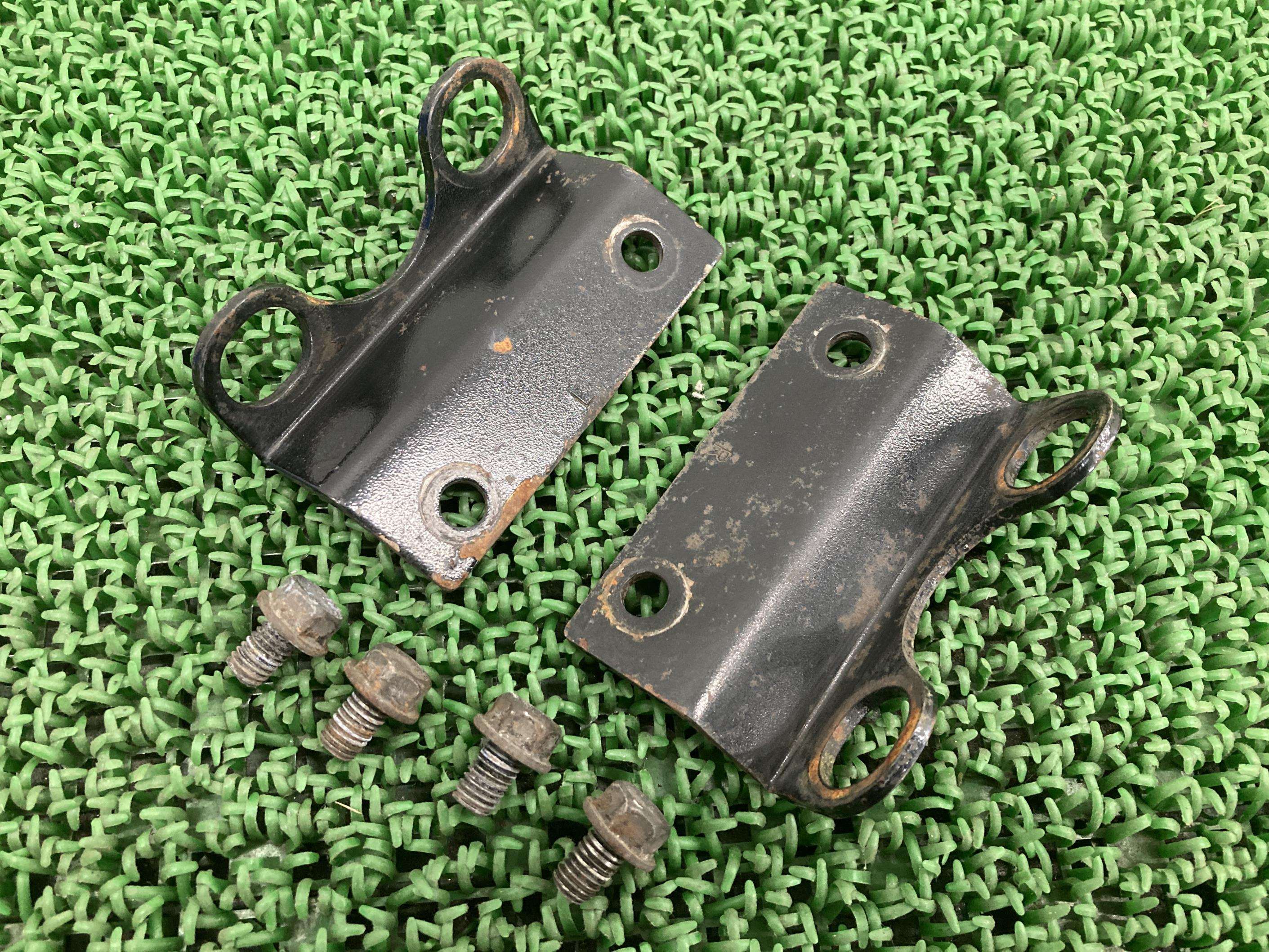 W400 W650 マフラーステー 左右 カワサキ 純正 バイク 部品 EJ400A EJ650A 曲がり無し 品薄 希少品 車検 Genuine 【中古】 Uy