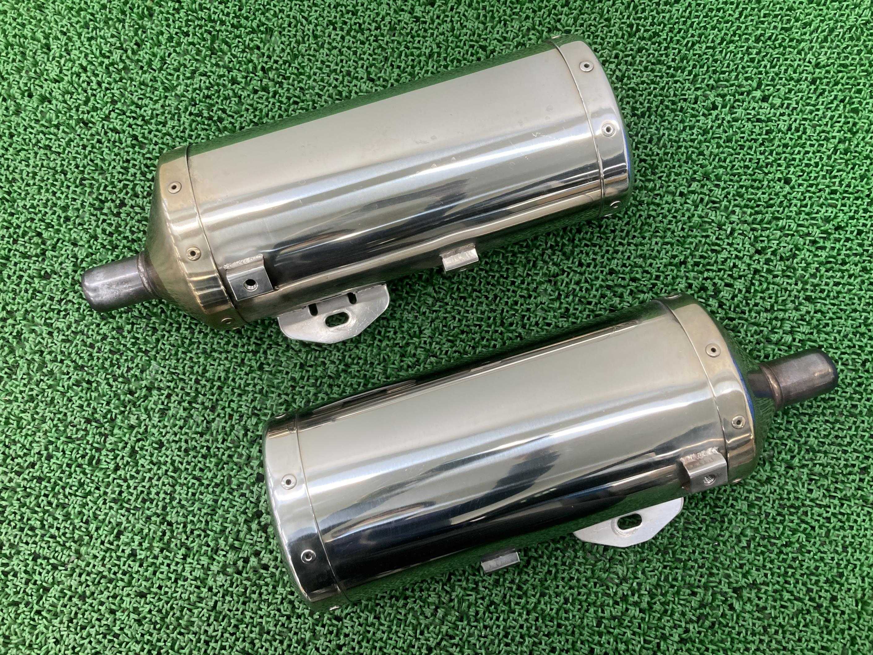 スピードトリプル1050 サイレンサーマフラー 左右 トライアンフ(TRIUMPH) 純正 バイク 部品 2200352 2200353 トライアンフ TRIUMPH SpeedTriple1050 コンディション良好 車検 Genuine 【中古】 99