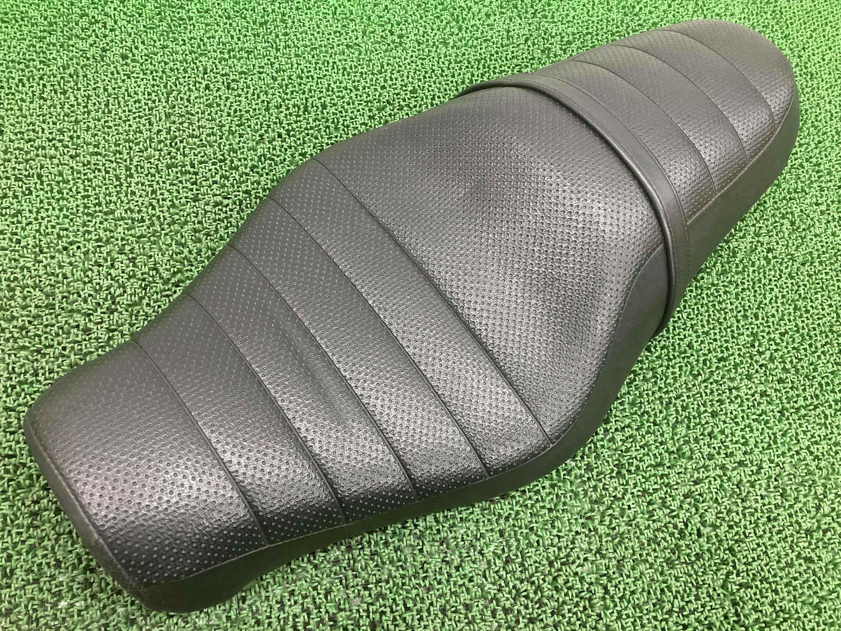 XL883R シート ハーレー 純正 バイク 部品 スポーツスター 07年～ シートバンド ディンプル 修復素材に 車検 Genuine 【中古】 Cd