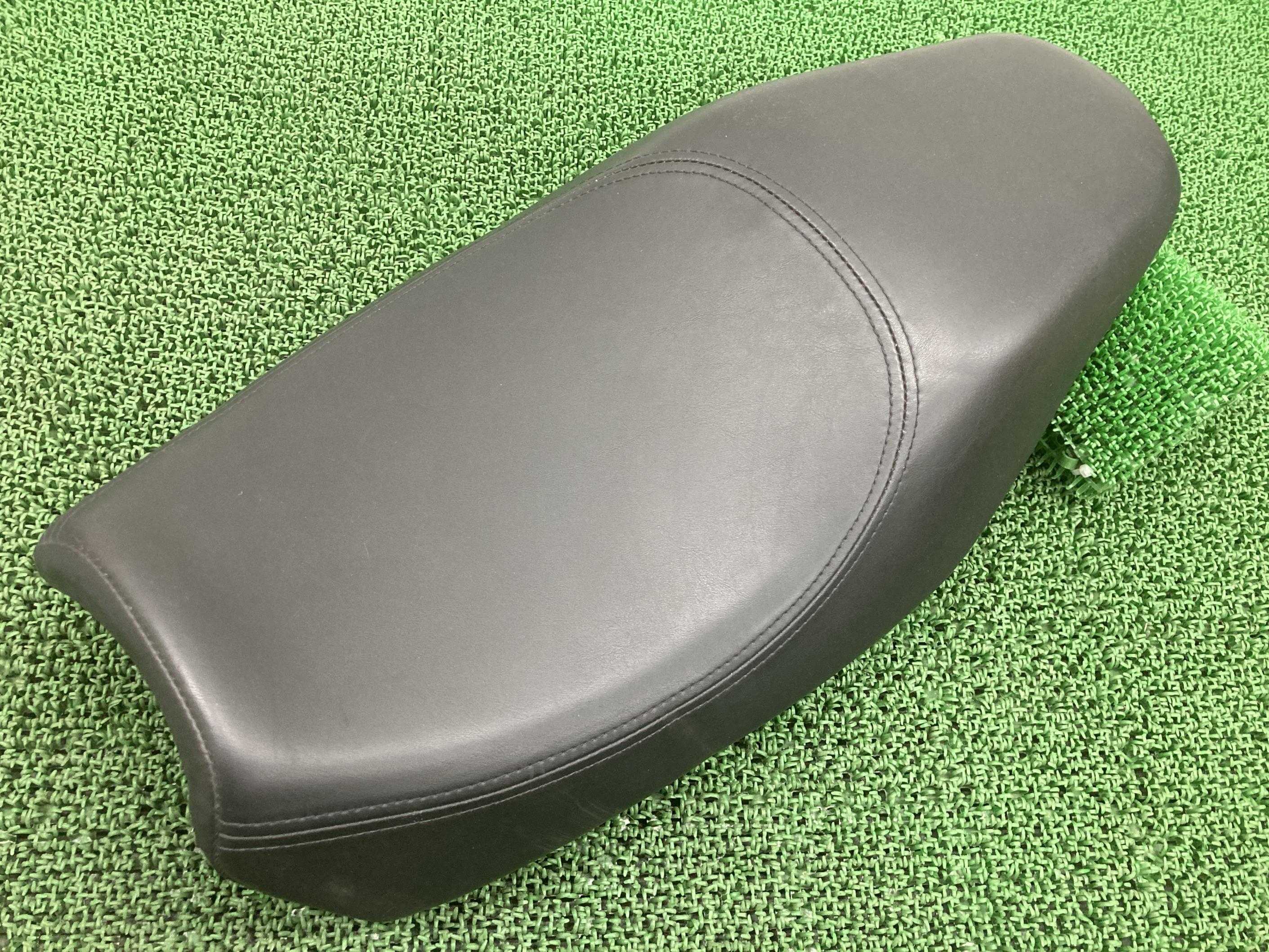 XG750 シート ハーレー 純正 バイク 部品 ストリート750 ノーマルトラッカーシート 修復素材に 破れ無し 車検 Genuine 【中古】 63