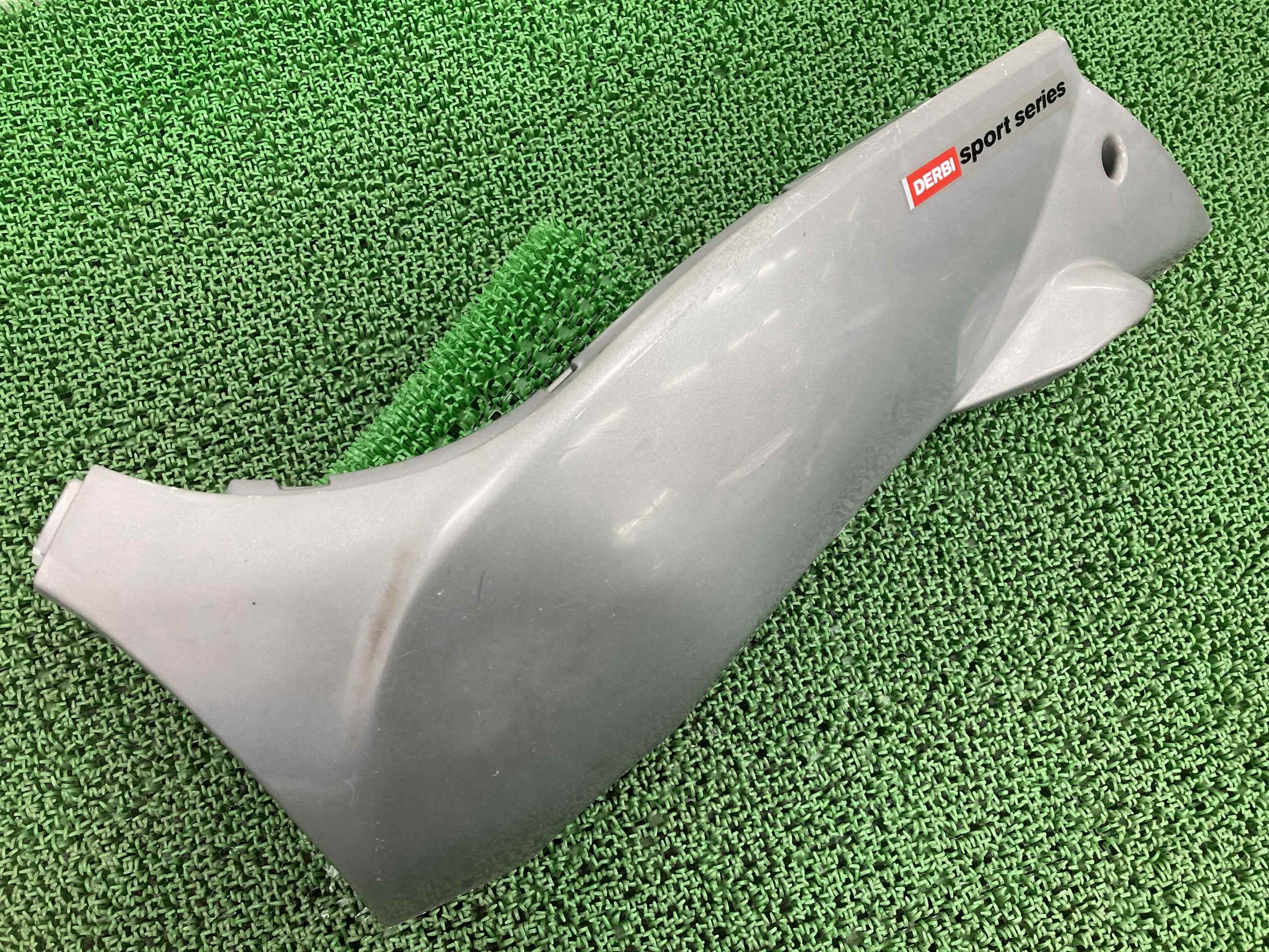 GP1-250 アンダーカウル 左 銀 VTHPT1B1A8G253*** デルビ 純正 バイク 部品 VTHPT1B1 DERBI スポーツシリーズ サイドカウル 車検 Genuine 【中古】 17