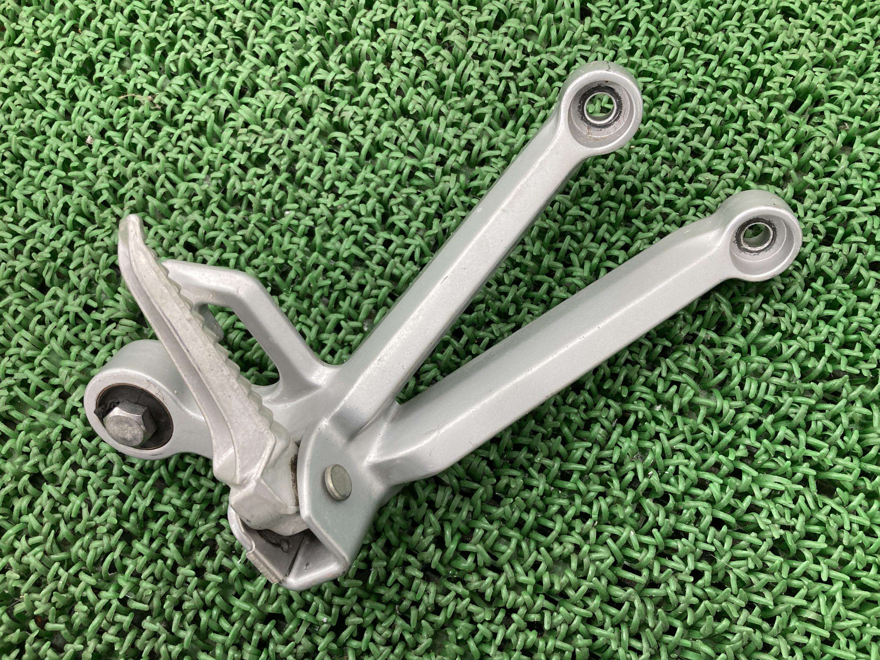 GSX-R750 タンデムステップ 右 ホルダー スズキ 純正 バイク 部品 GR7JA GSX-R600 K4 K5 04-05年 車検 Genuine 【中古】 83
