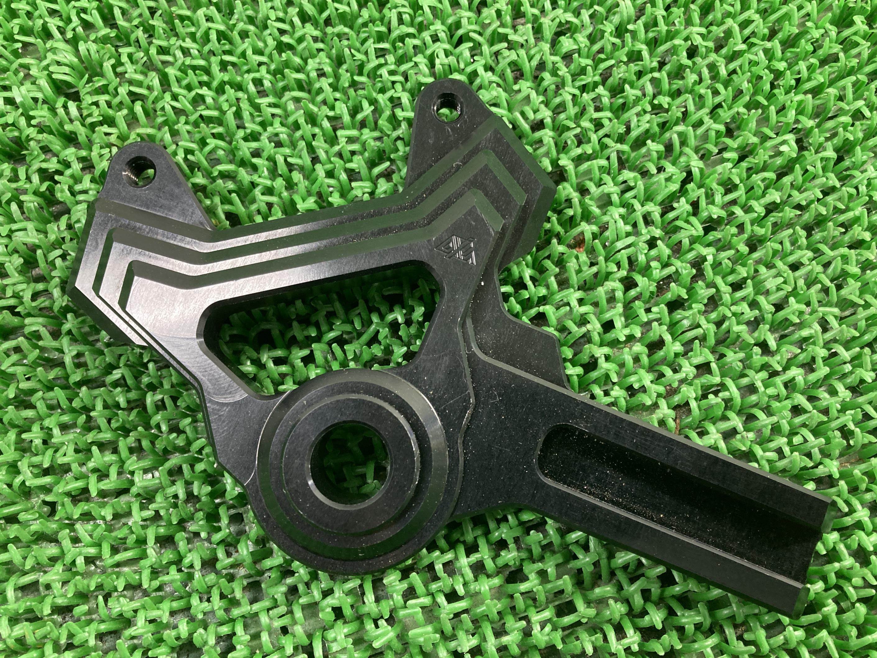 KKKプロダクト製YZF-R25 リアブレーキキャリパーサポート RG10J-007*** 社外 バイク 部品 RG10J-007 アルミ brembo 2P 84mmキャリパー専用 コンディション良好 【中古】 uF