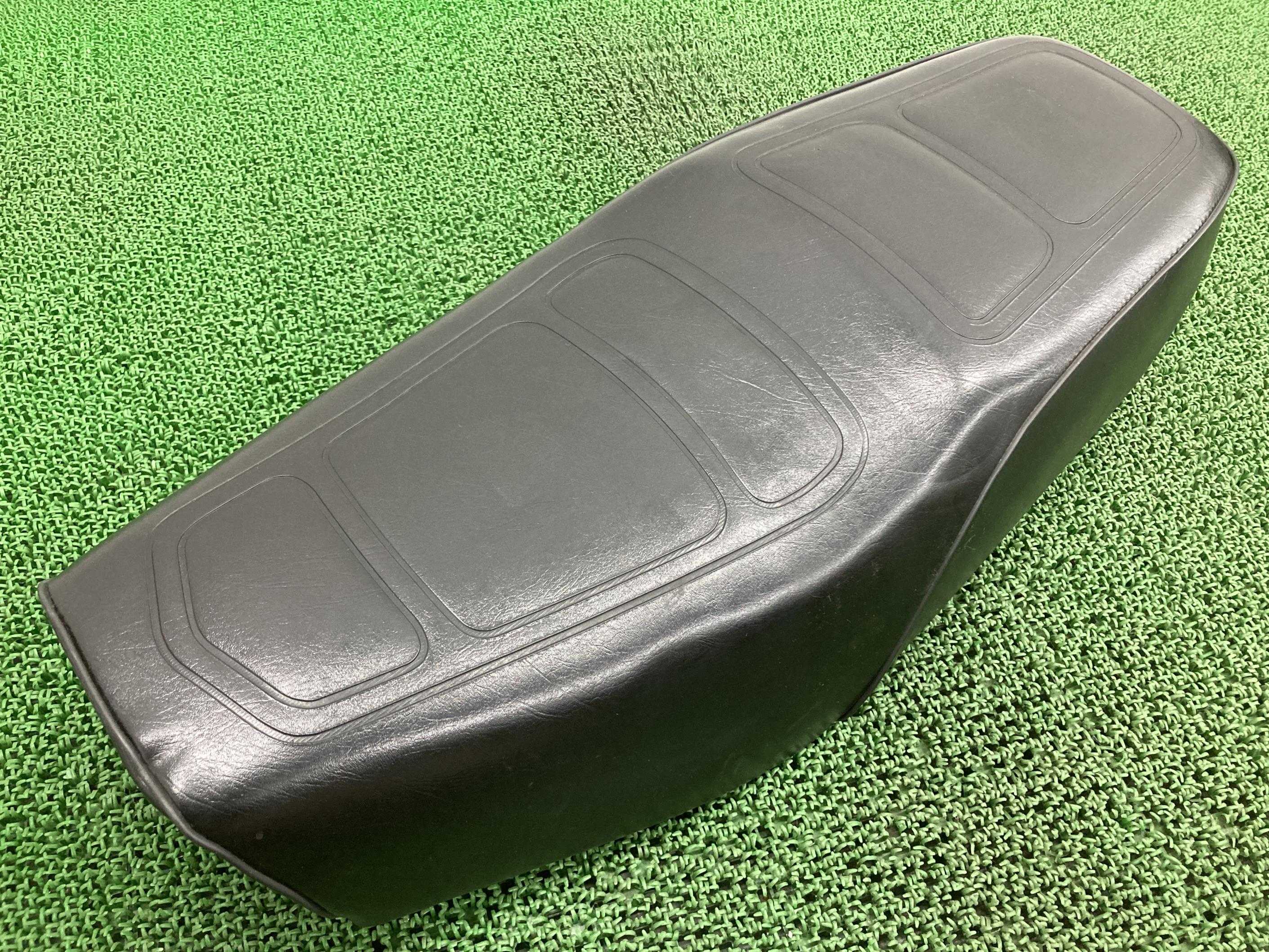GN125シートスズキ純正バイク部品LC6PCJノーマルダブルシート破れ無し品薄希少品人気のノーマル車検Genuine【中古】 49