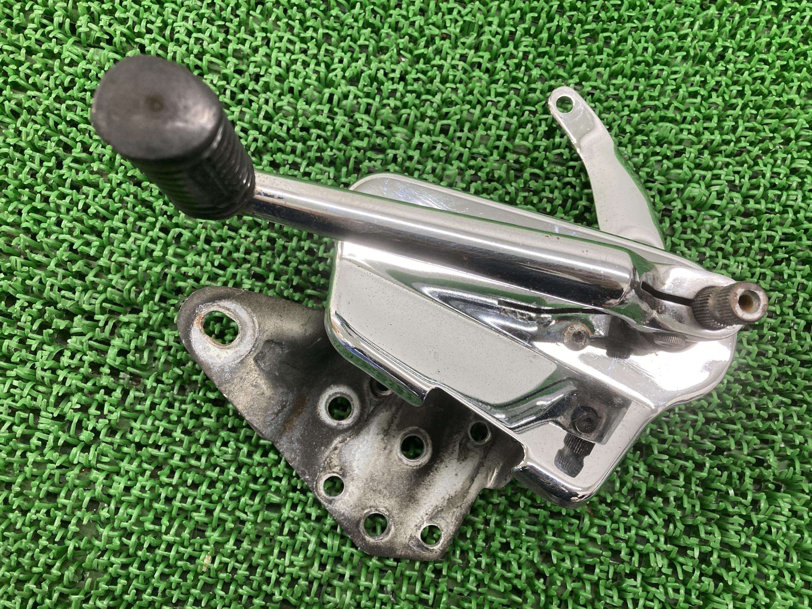 FLSTC ステップ 左 ハーレー 純正 バイク 部品 ソフテイル 87-99年 シフトペダル ホルダー ブラケット 曲がり無し 品薄 希少品 車検 Genuine 【中古】 gC｜ティーエスパーツ　店