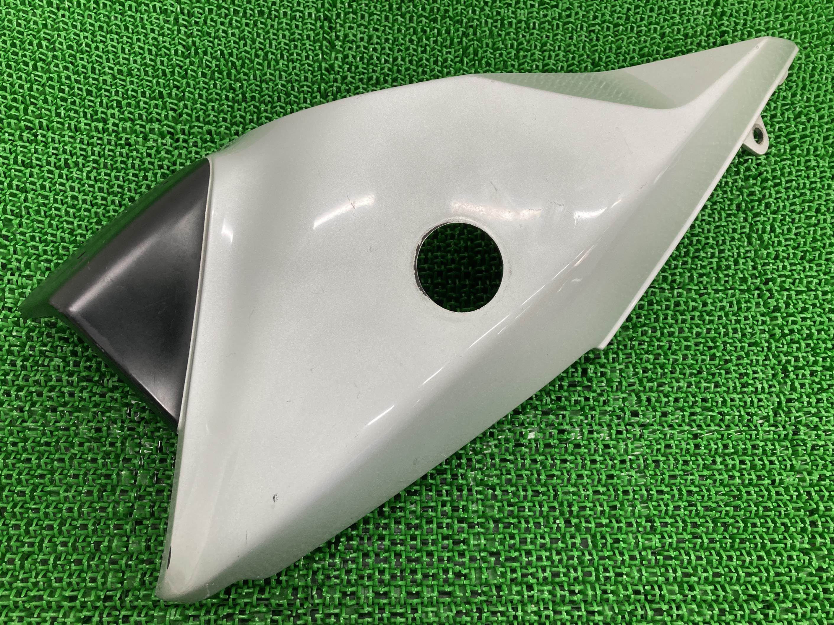 GSX250Sカタナ アッパーカウル 左 銀 スズキ 純正 バイク 部品 GJ76A 刀 KATANA 割れ欠け無し 品薄 車検 Genuine 【中古】 21