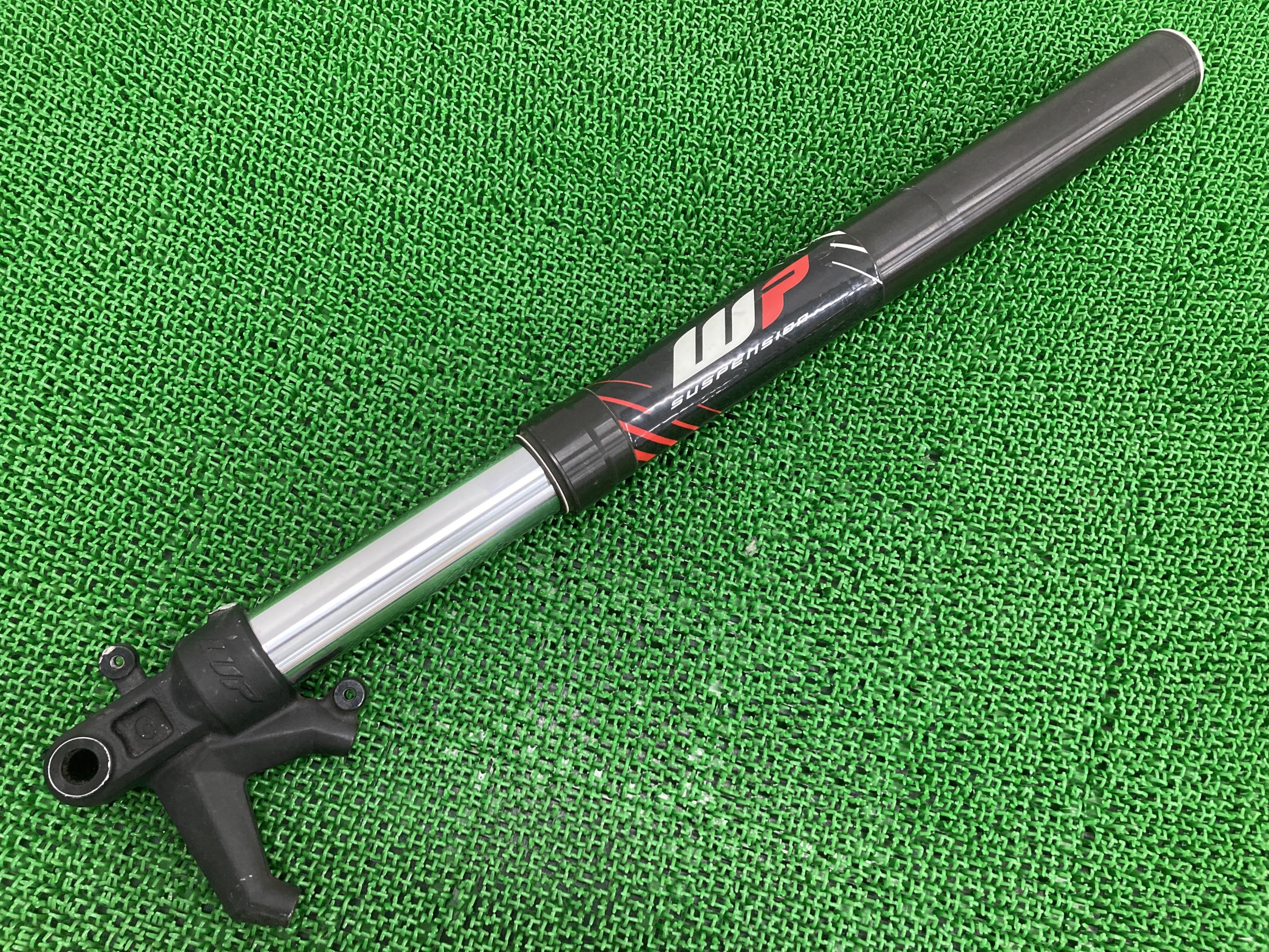 カワサキ　KR250 フロントフォーク  チューブ周辺パーツ カワサキ KR250 フロントフォーク チューブ周辺パーツ｜バイク