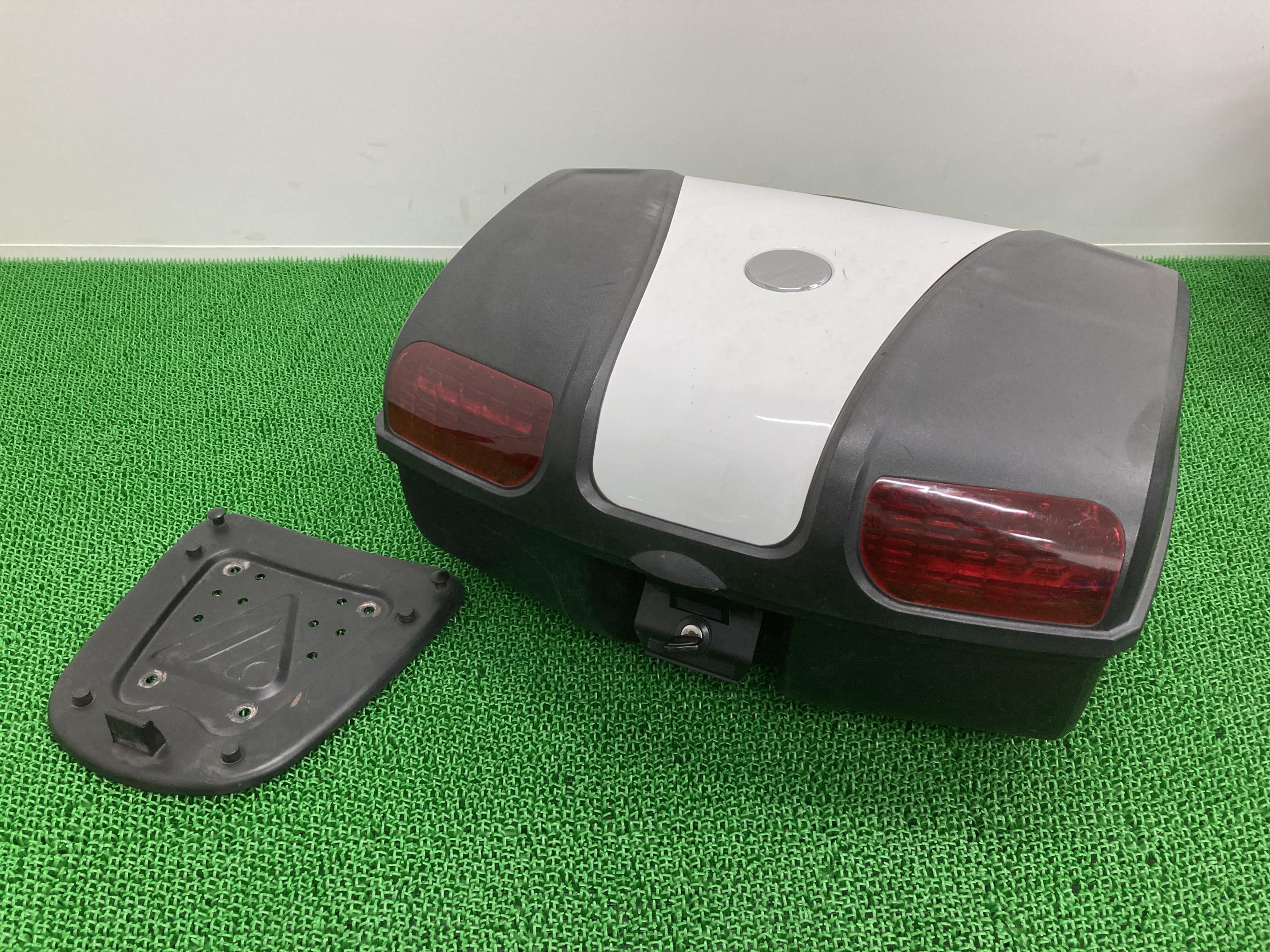 AG製トップケース社外バイク部品AG-86大容量47Lリアボックス鍵ベース付きペイント素材に【中古】 24｜ティーエスパーツ　店 6,776円