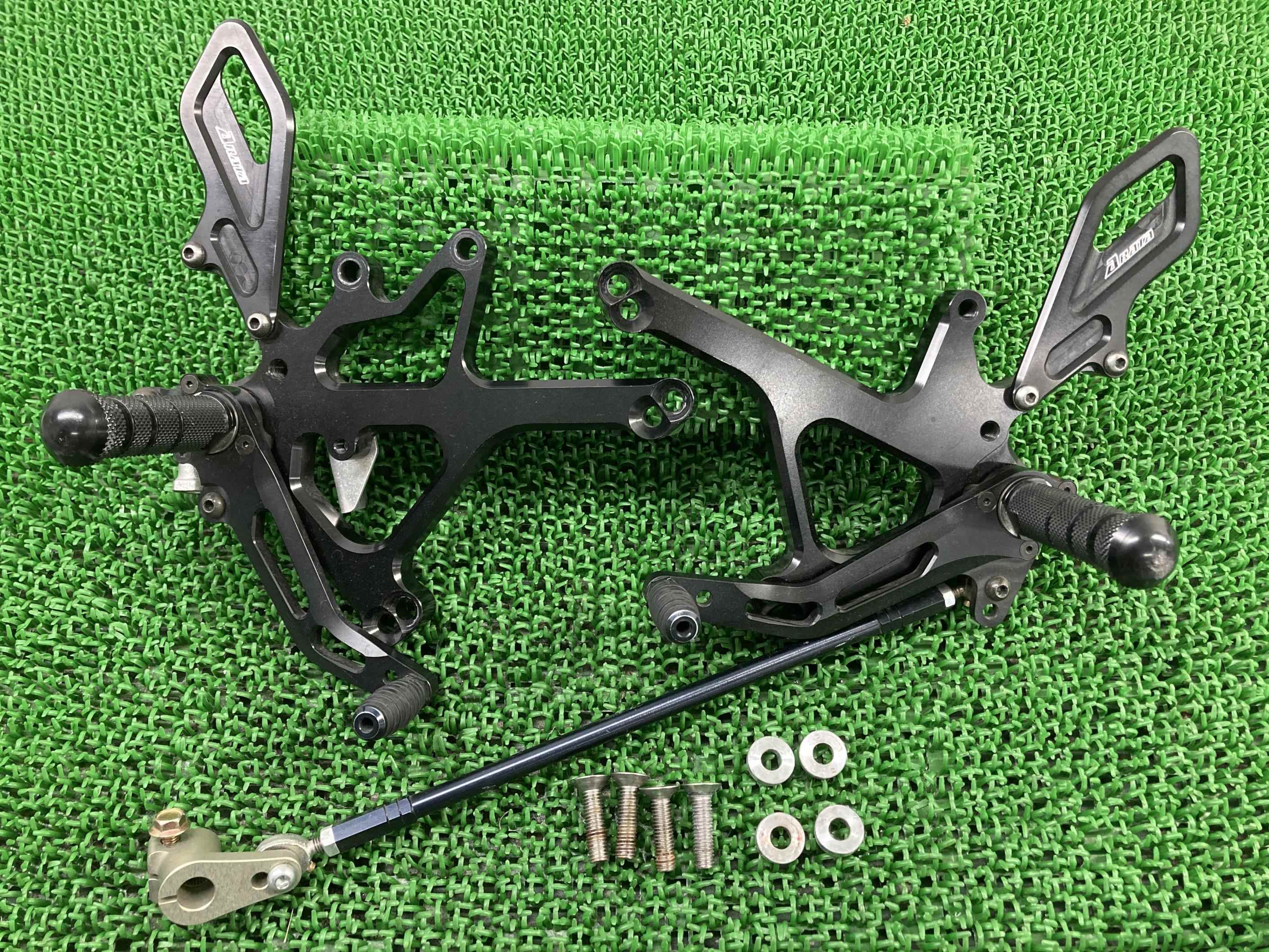 ARATA製ER-6nバックステップ左右ER650A-034***社外バイク部品2007年式外しER650A-034アルミ曲がり無し品薄希少品【中古】 91|ティーエスパーツ 店