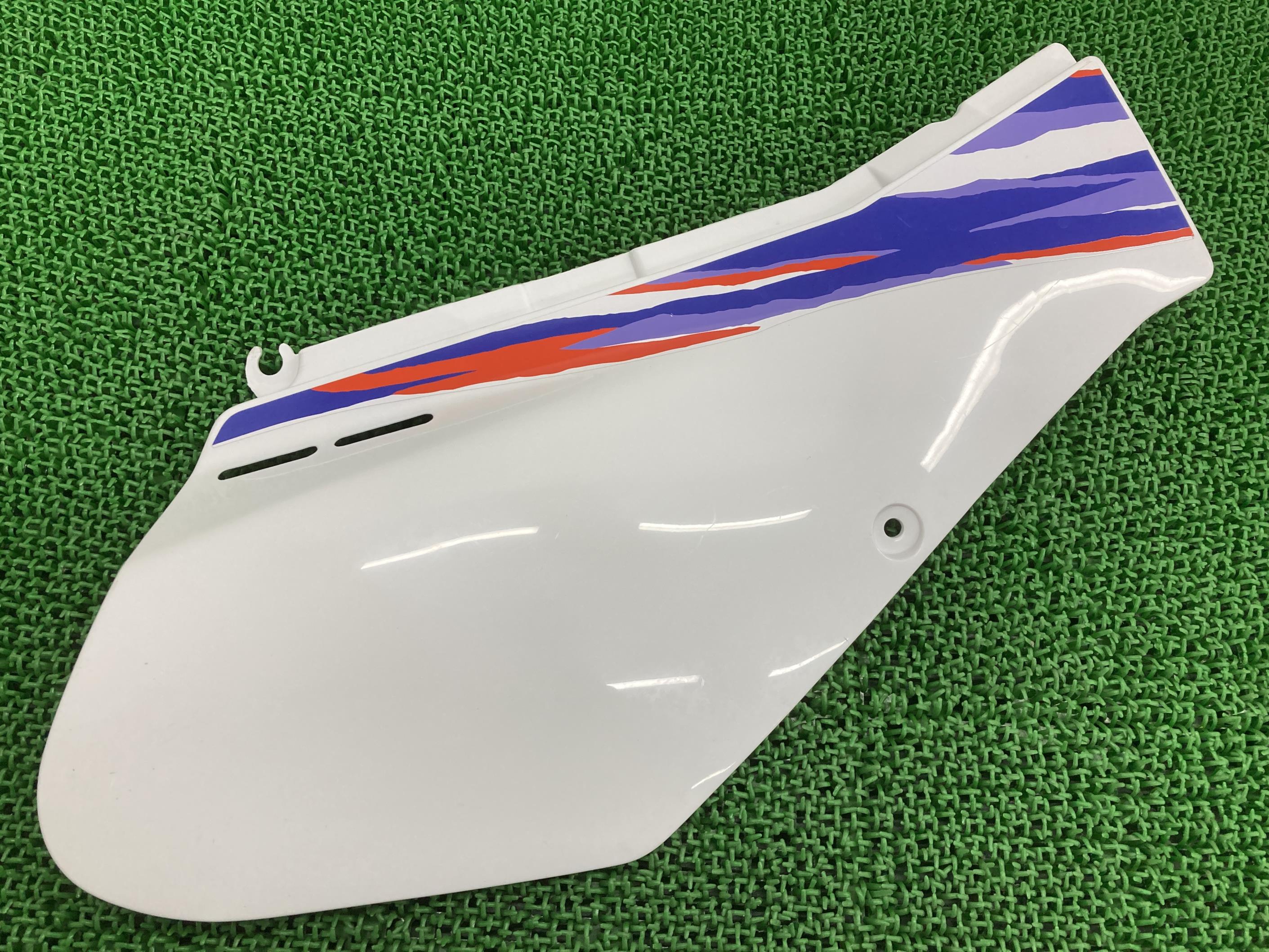 TT250Rサイドカバー右白ヤマハ純正バイク部品4GY極上品ハイクオリティ割れ欠け無し品薄希少品車検Genuine【中古】 4