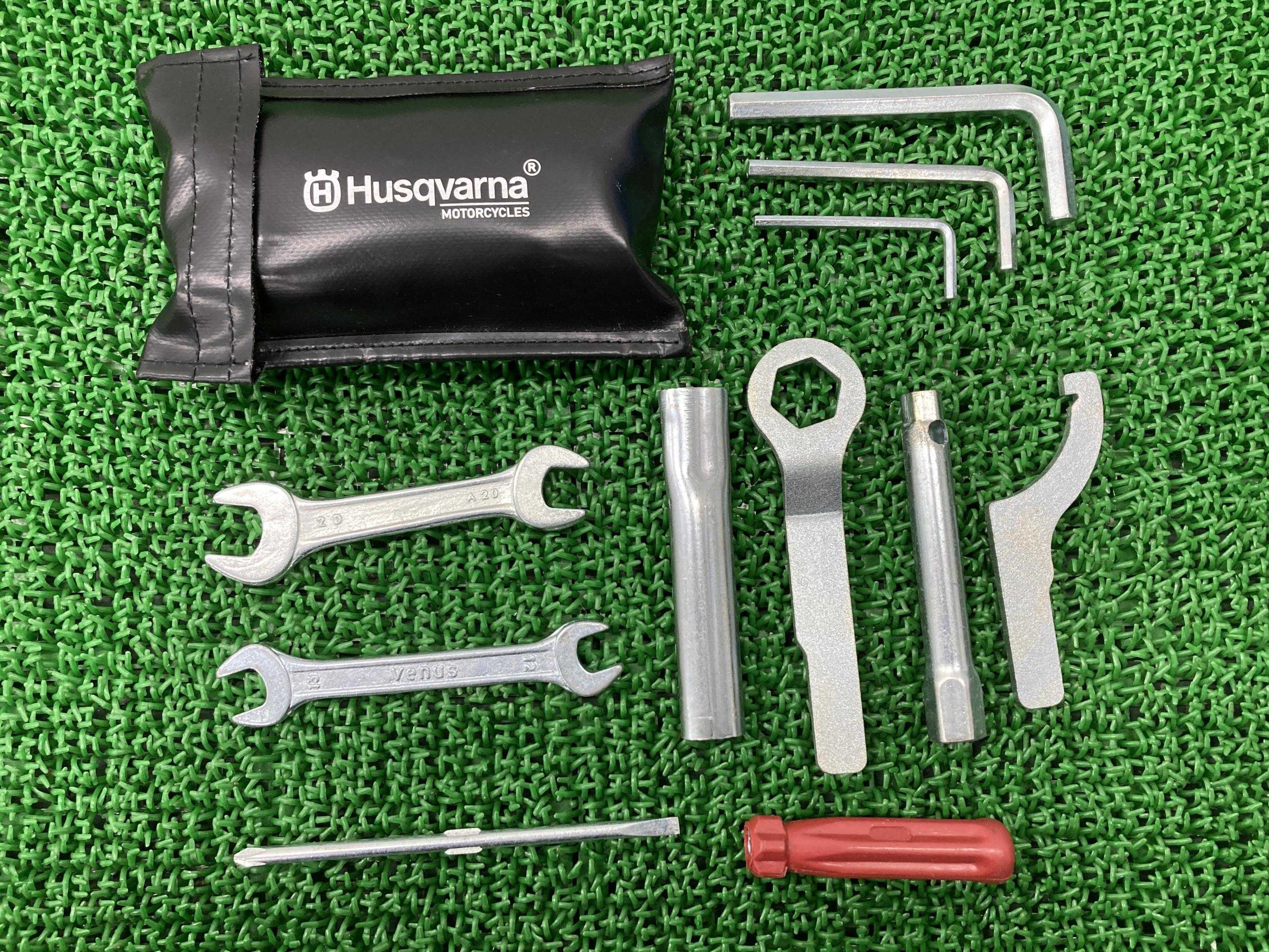 車載工具ハスクバーナ純正バイク部品Husqvarnaツールキット品薄希少品機能的問題なし車検Genuine【中古】 33｜ティーエスパーツ　店 8,378円