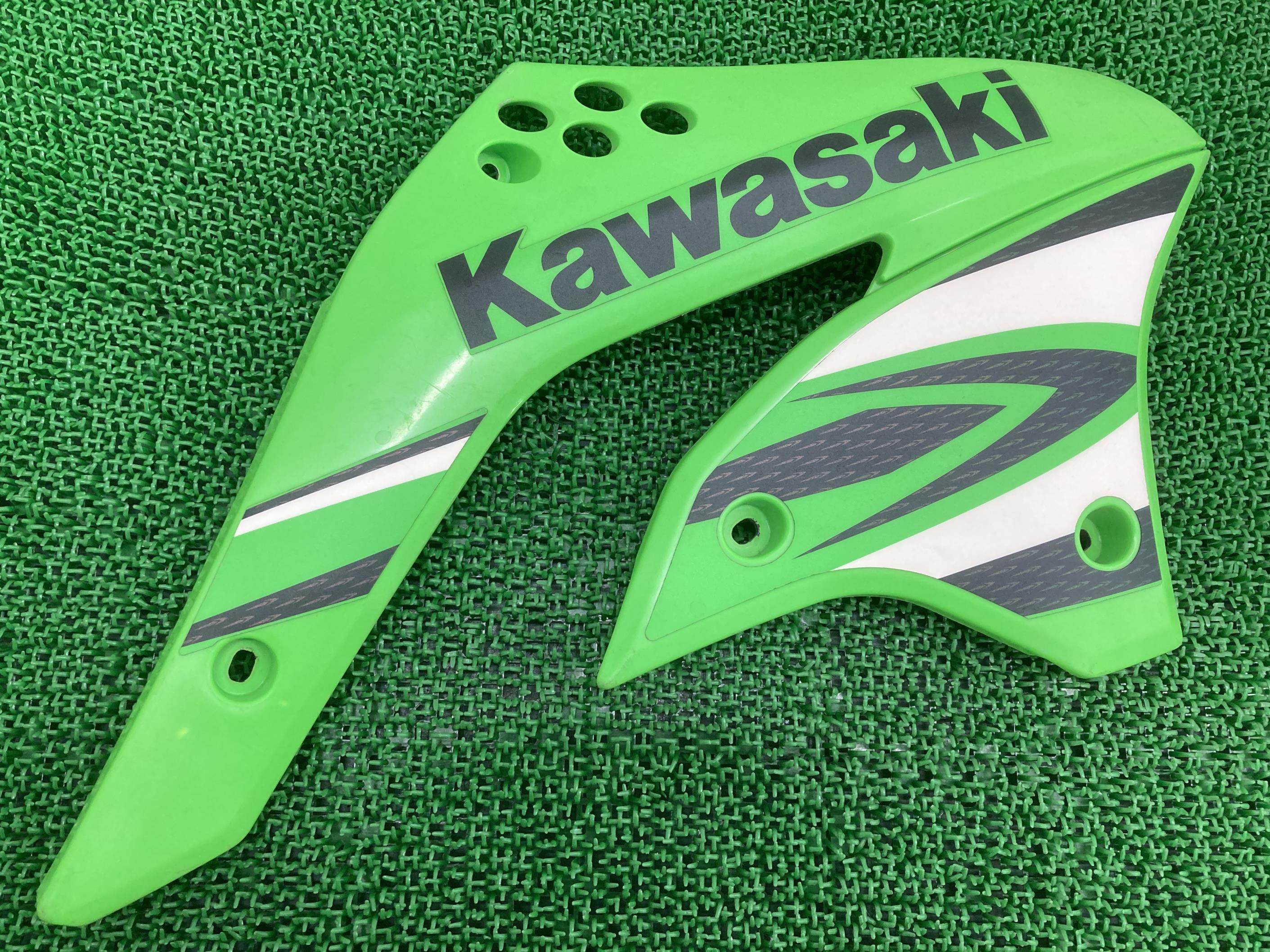 KX450F シュラウド 右 緑 カワサキ 純正 バイク 部品 KX450D 08年モデル サイドカバー 割れ欠け無し 希少品 車検 Genuine 【中古】 72