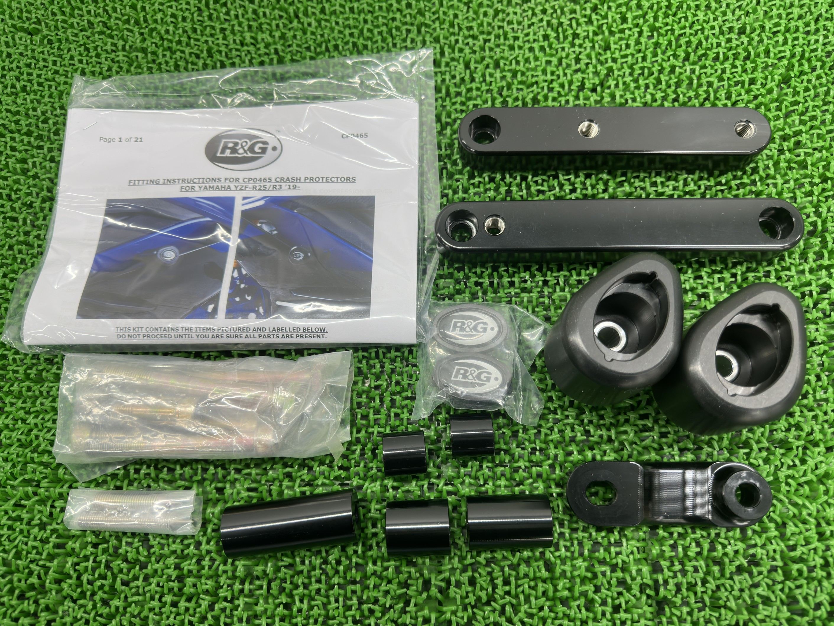 R&G製YZF-R25 エアロクラッシュプロテクター 左右 黒 在庫有 即納 社外 新品 バイク 部品 サイドガード スライダー 未使用品 YZF-R3にも 即日発送 96