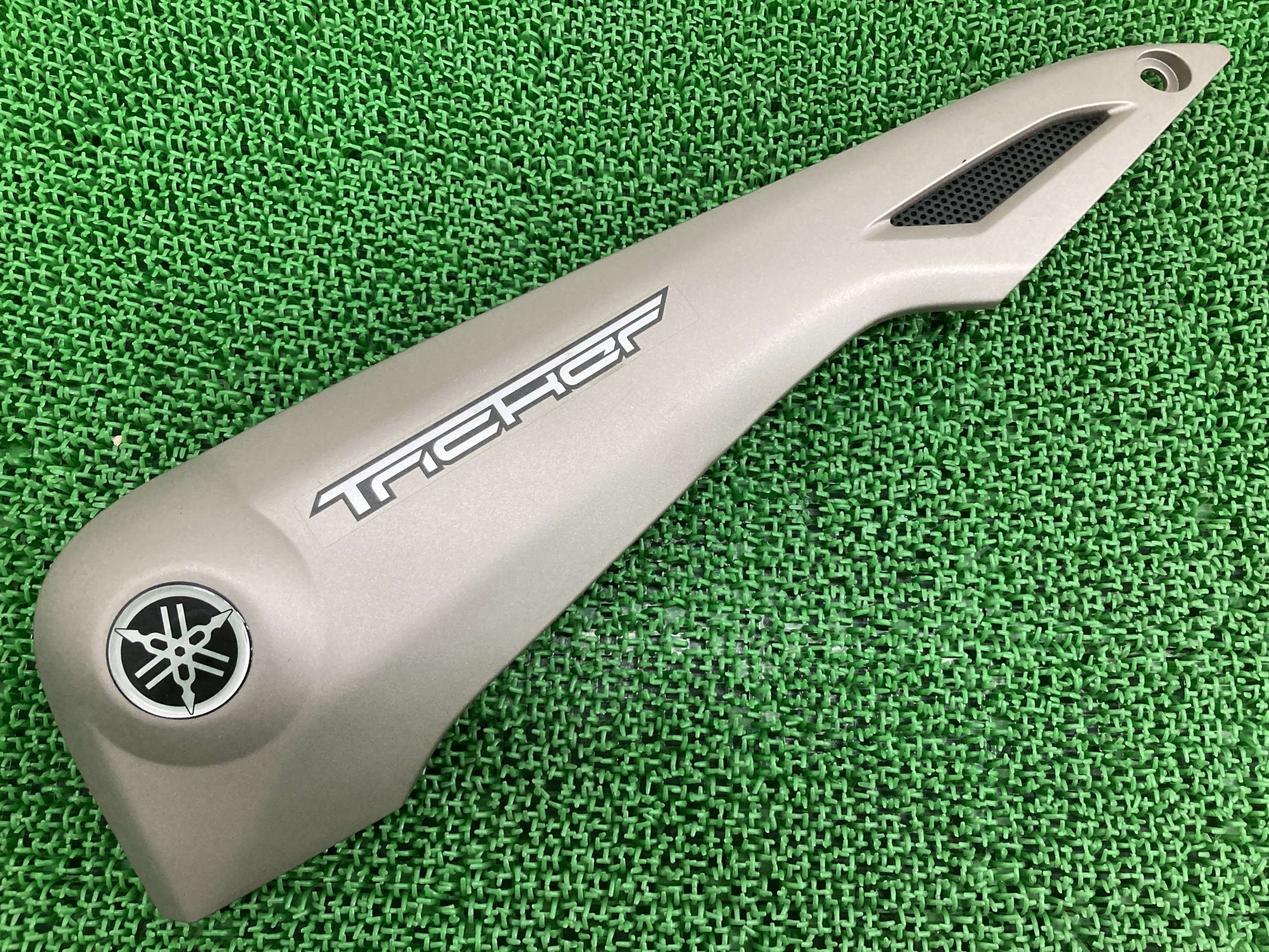 トリッカー サイドカバー 左 ガンM DG10J DG16J ヤマハ 純正 バイク 部品 DG10J tricker XG250 タンクカバー 割れ欠け無し 車検 Genuine 【中古】 75|ティーエスパーツ 店