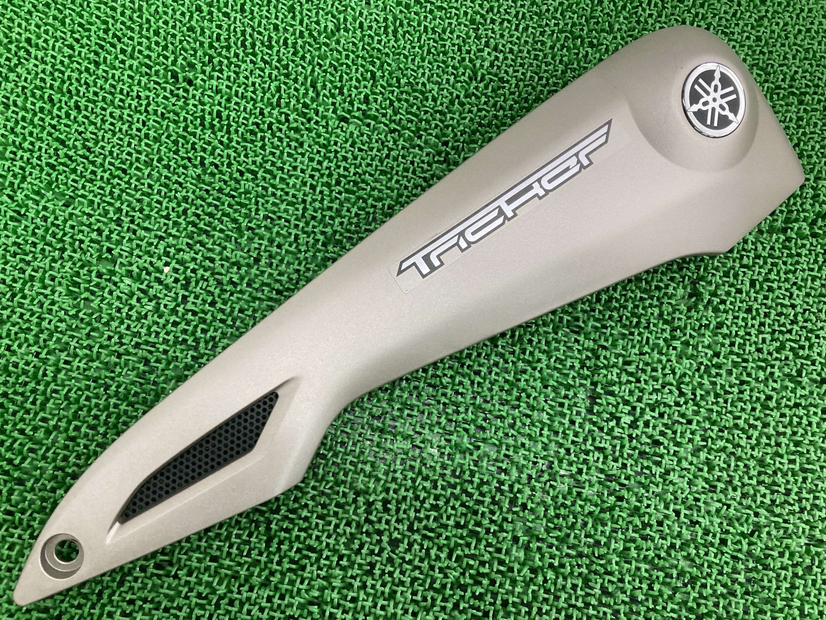 トリッカー サイドカバー 右 ガンM DG10J DG16J ヤマハ 純正 バイク 部品 DG10J tricker XG250 タンクカバー 割れ欠け無し 車検 Genuine 【中古】 74