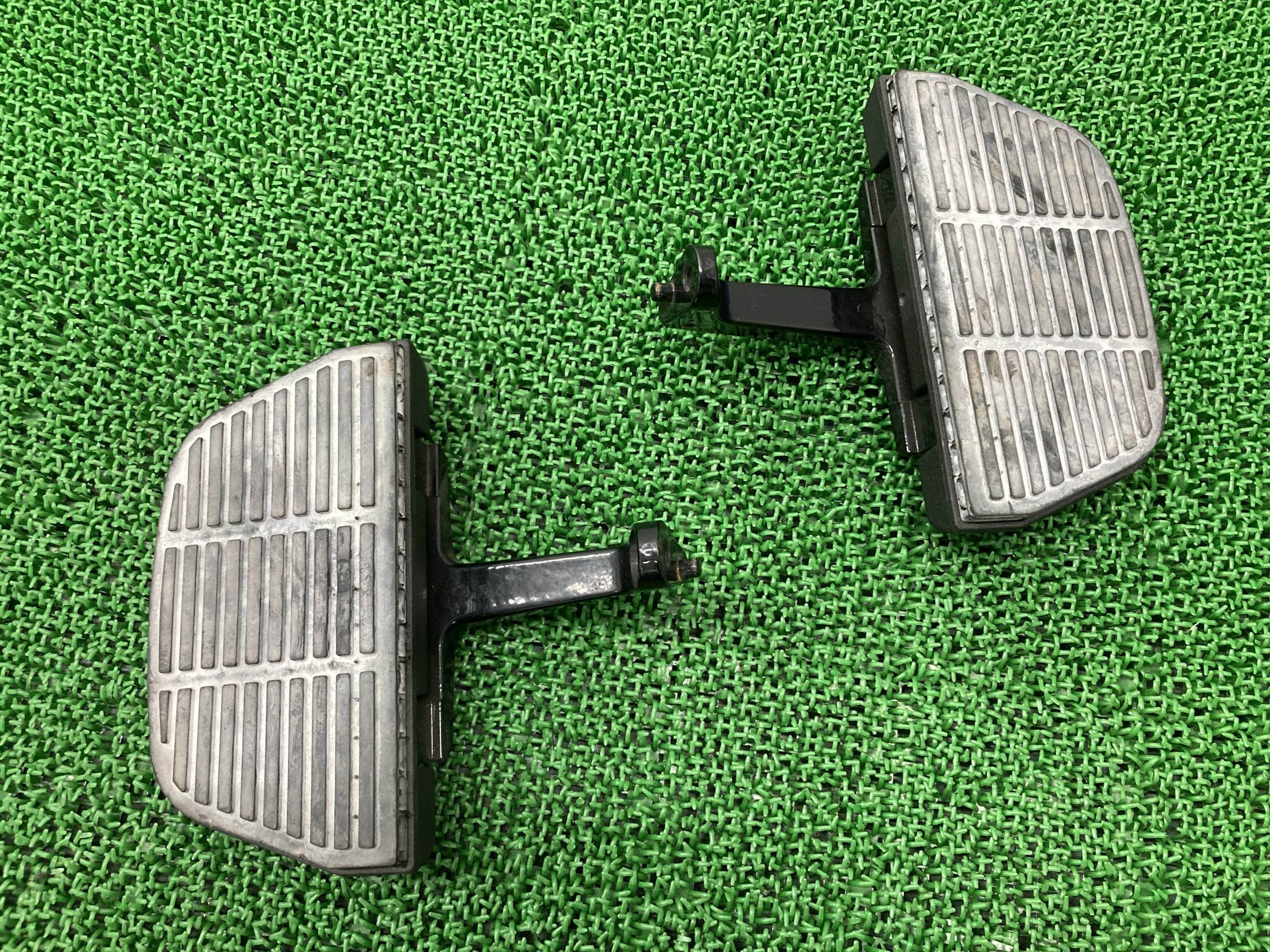 FLHRC1450タンデムステップ左右ハーレー純正バイク部品ツーリングロードキングパッセンジャーフットボードコケキズ無し車検Genuine【中古】 67|ティーエスパーツ 店