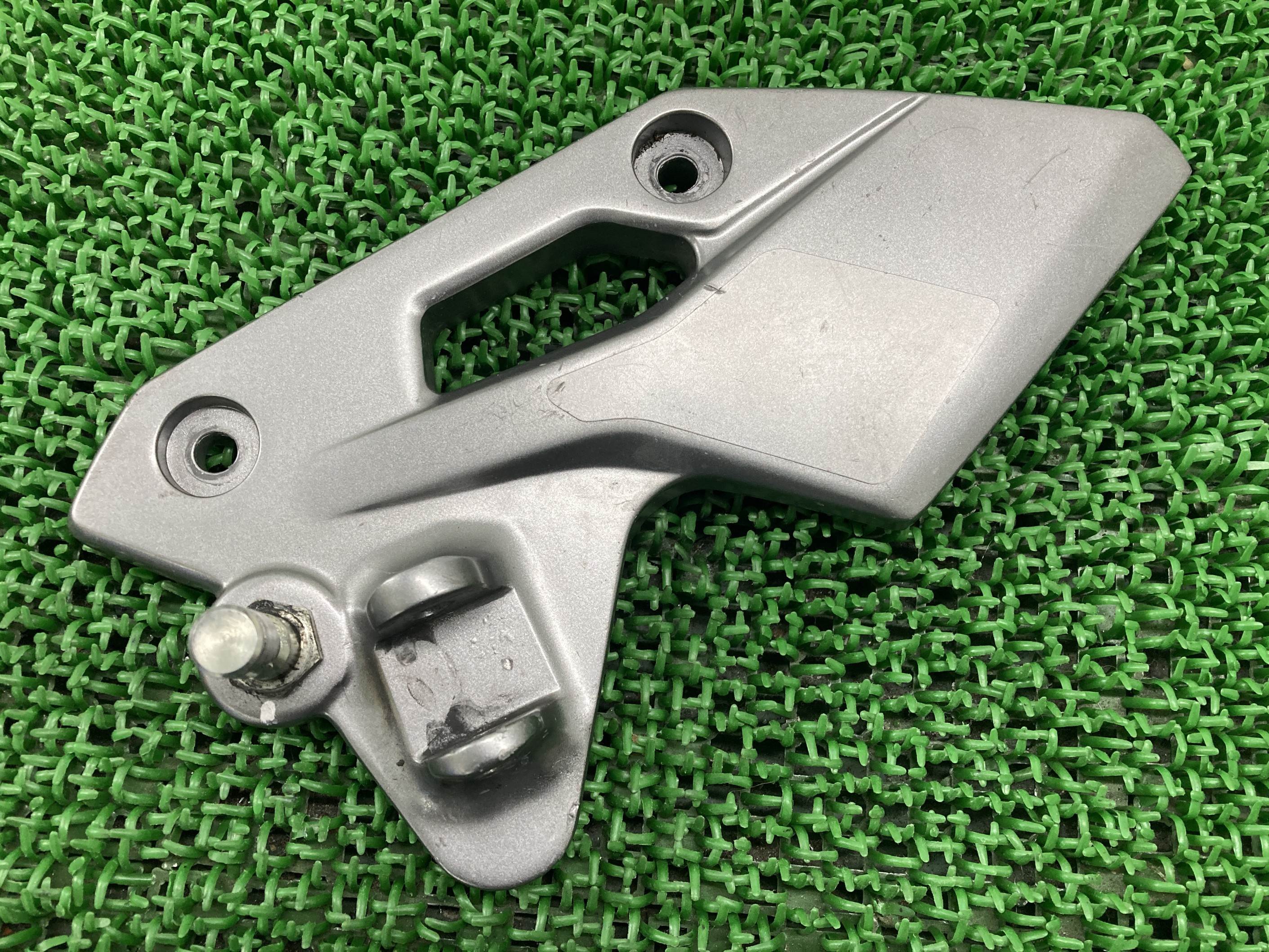 GSX250R ステップホルダー 左 スズキ 純正 バイク 部品 DN11A 曲がり無し 希少品 品薄 車検 Genuine 【中古】 97