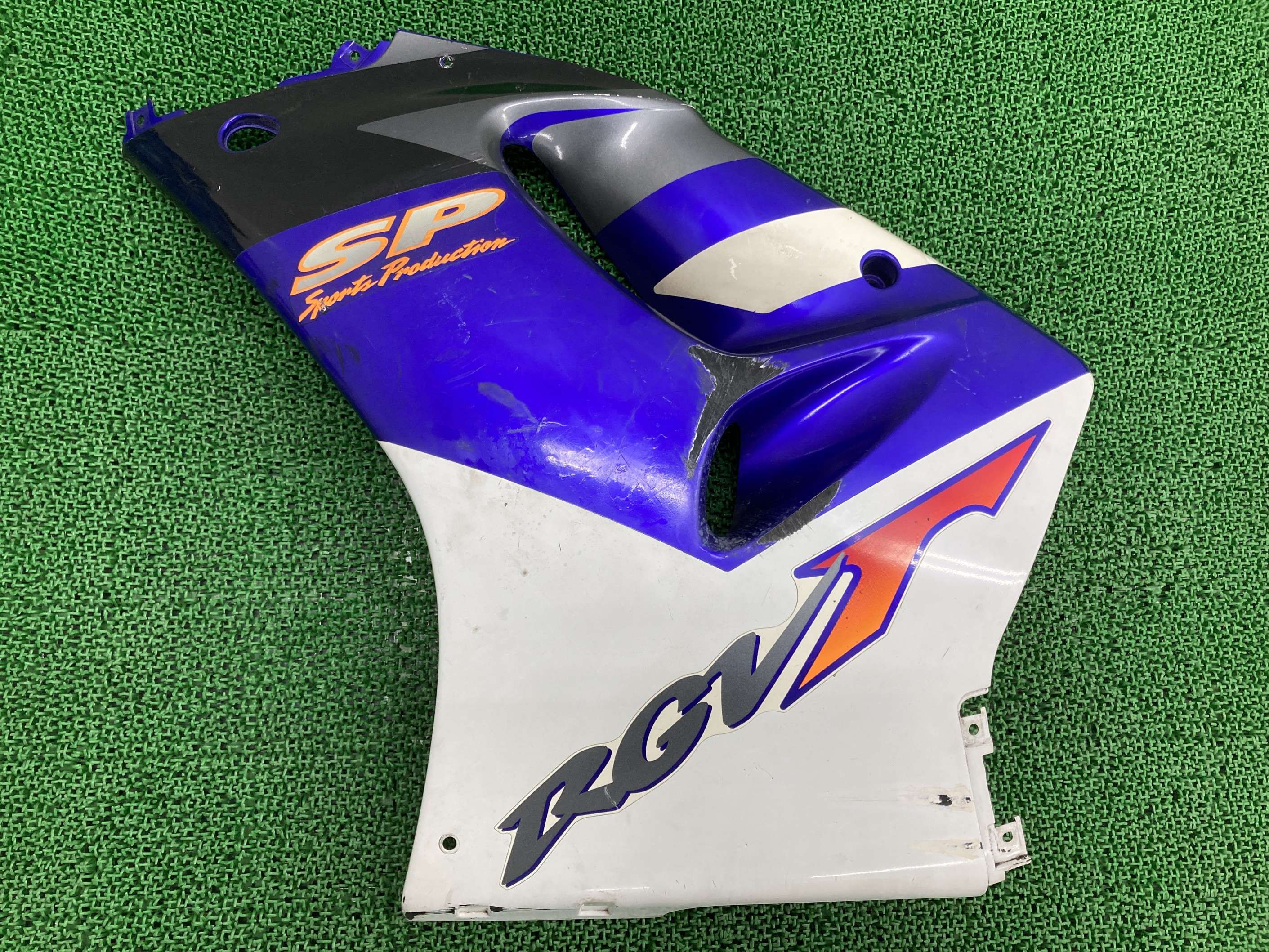 RGV250ガンマSP サイドカウル 左 白/青 スズキ 純正 バイク 部品 VJ23A アンダーカウル 修復素材やペイント素材に 品薄 希少品 車検 Genuine 【中古】 16