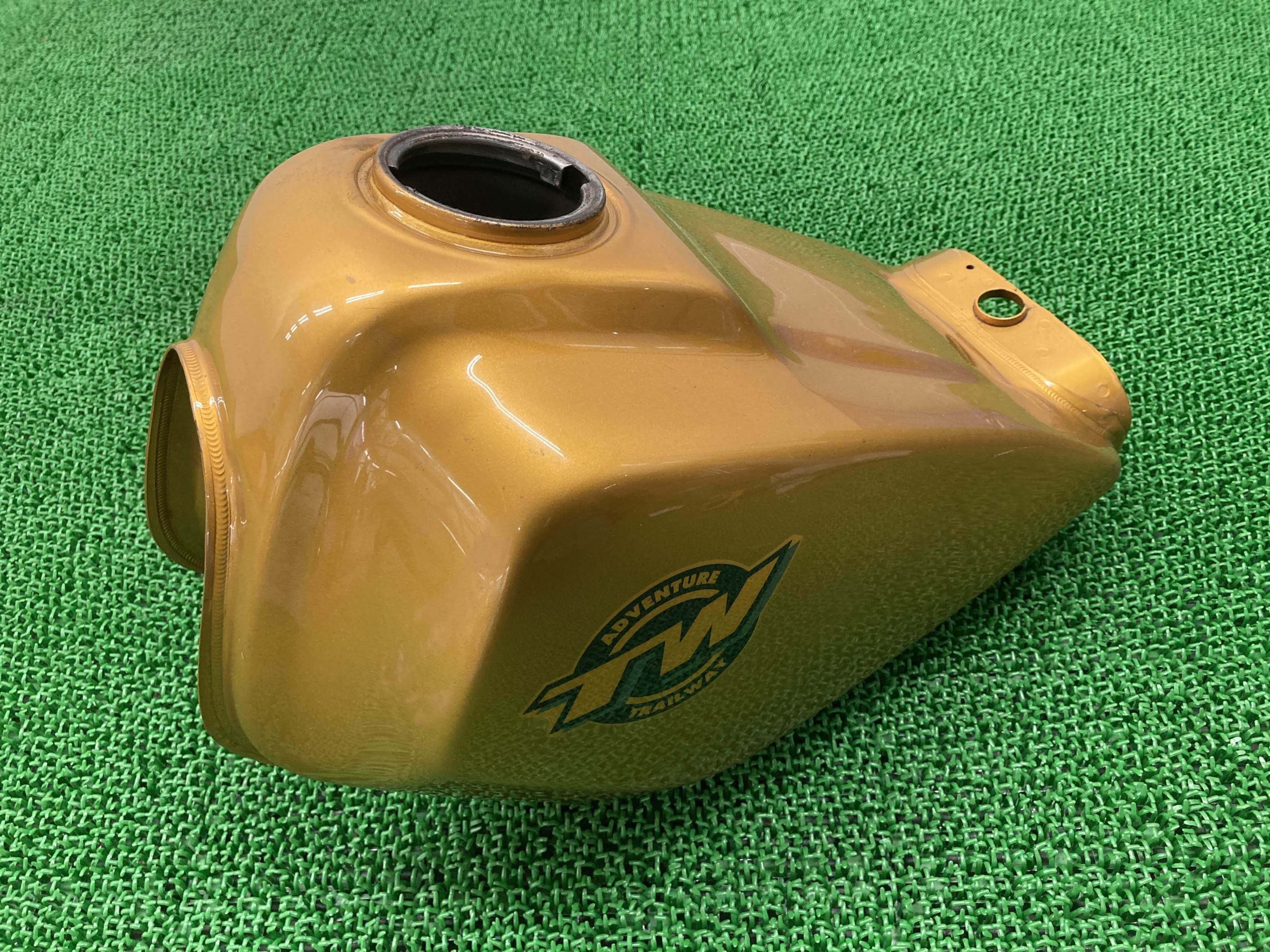 TW200 TW225 タンク 金 ヤマハ 純正 バイク 部品 DG07J DG09J フューエルタンク コケキズ無し 品薄 車検 Genuine 【中古】 50|ティーエスパーツ 店