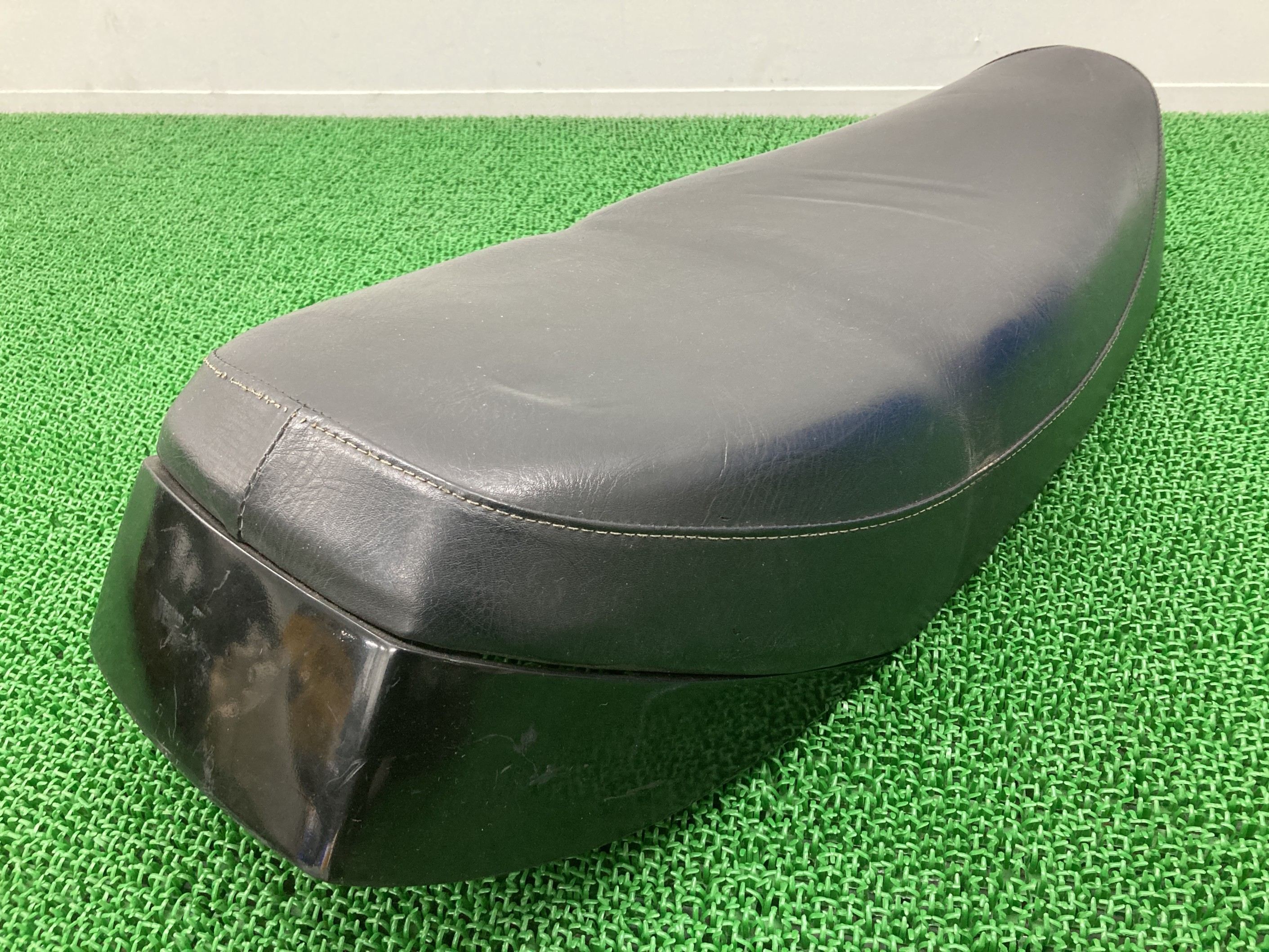 SR400シートヤマハ純正バイク部品1JRRH01JRH03Jテールカウルシートカウル破れ無し車検Genuine【中古】 82