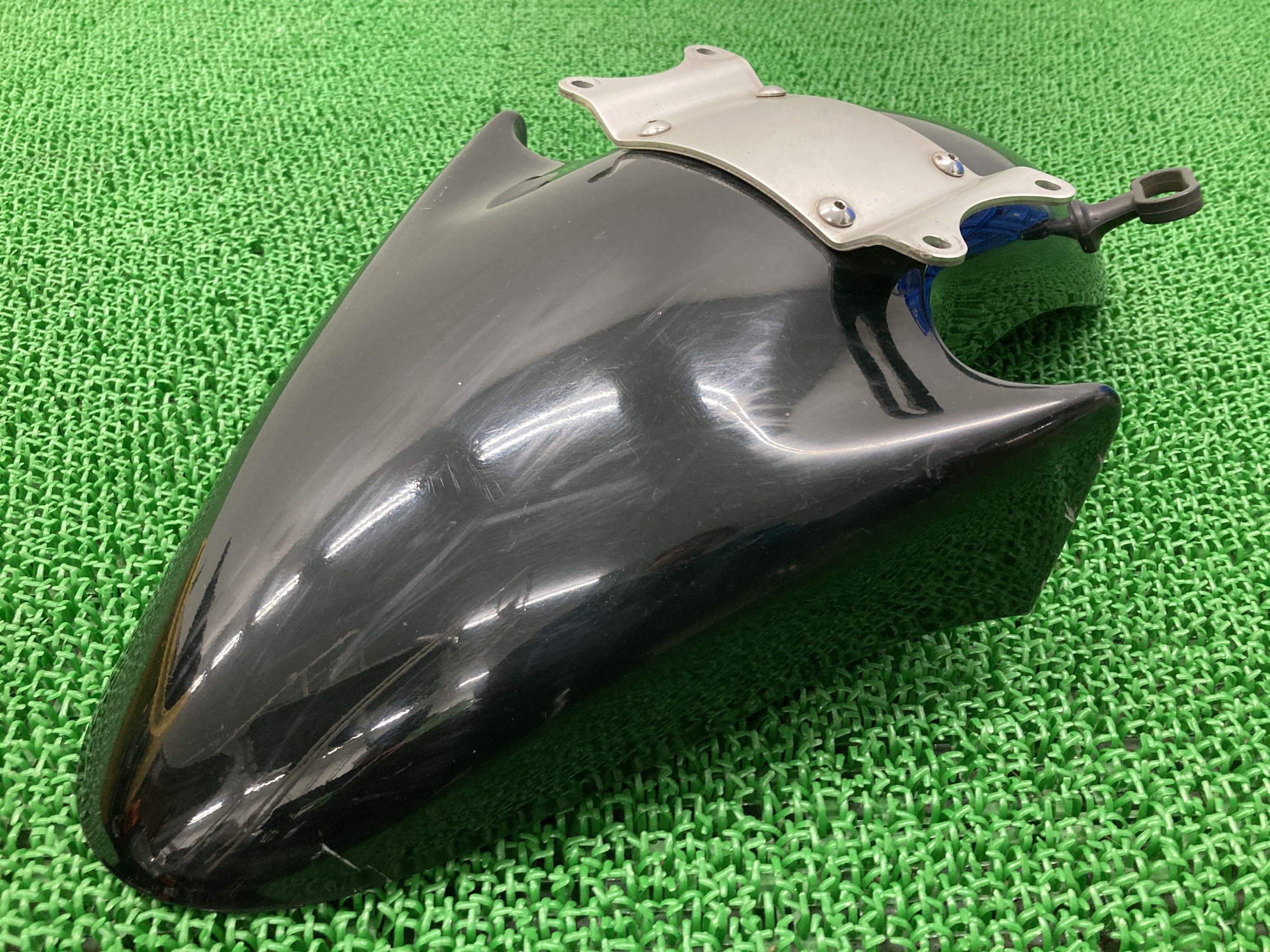 バンディット400 フロントフェンダー 黒 スズキ 純正 バイク 部品 GK75A BANDIT400 コンディション良好 品薄 希少品 車検 Genuine 【中古】 87｜ティーエスパーツ　店 15,800円
