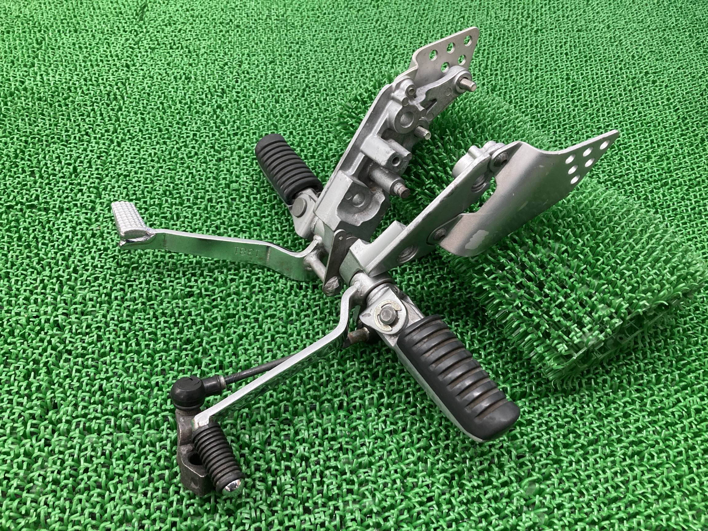 ZRX1200R ステップ 左右 カワサキ 純正 バイク 部品 ZR1200A 35011-1819 35011-1820 シフトペダル ブレーキペダル シフトロッド 車検 Genuine 【中古】 36