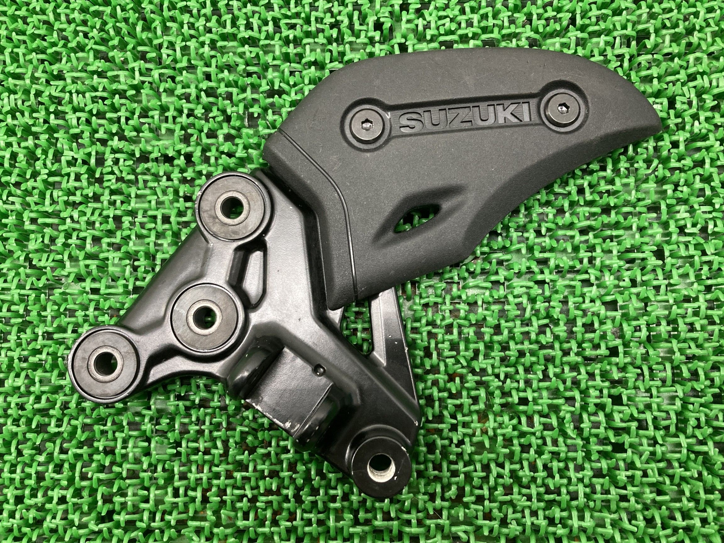 GSX1300Rハヤブサ ステップホルダー 左 スズキ 純正 バイク 部品 EJ11A ヒールガード 品薄 希少品 曲がり無し 車検 Genuine 【中古】 56